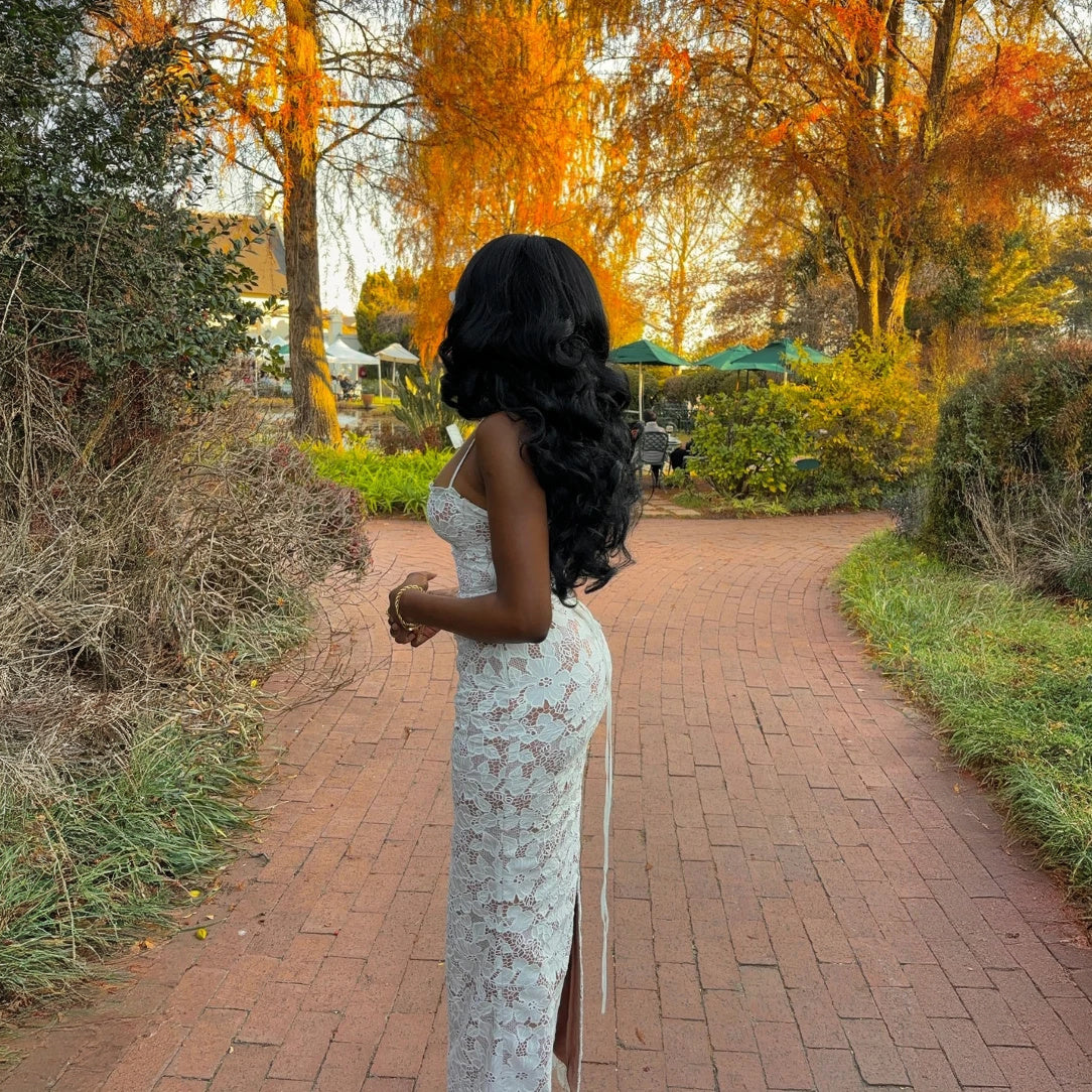 Robe Longue Dentelle - Bretelles Spaghetti, Coupe Ajustée, Élégante-Wedding Guest-Marais Paris-Marais Paris