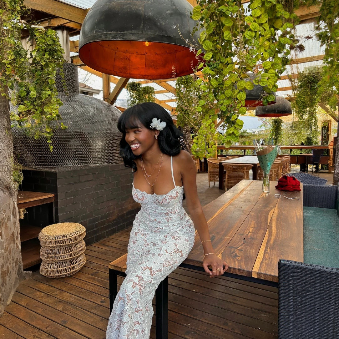 Robe Longue Dentelle - Bretelles Spaghetti, Coupe Ajustée, Élégante-Wedding Guest-Marais Paris-Marais Paris