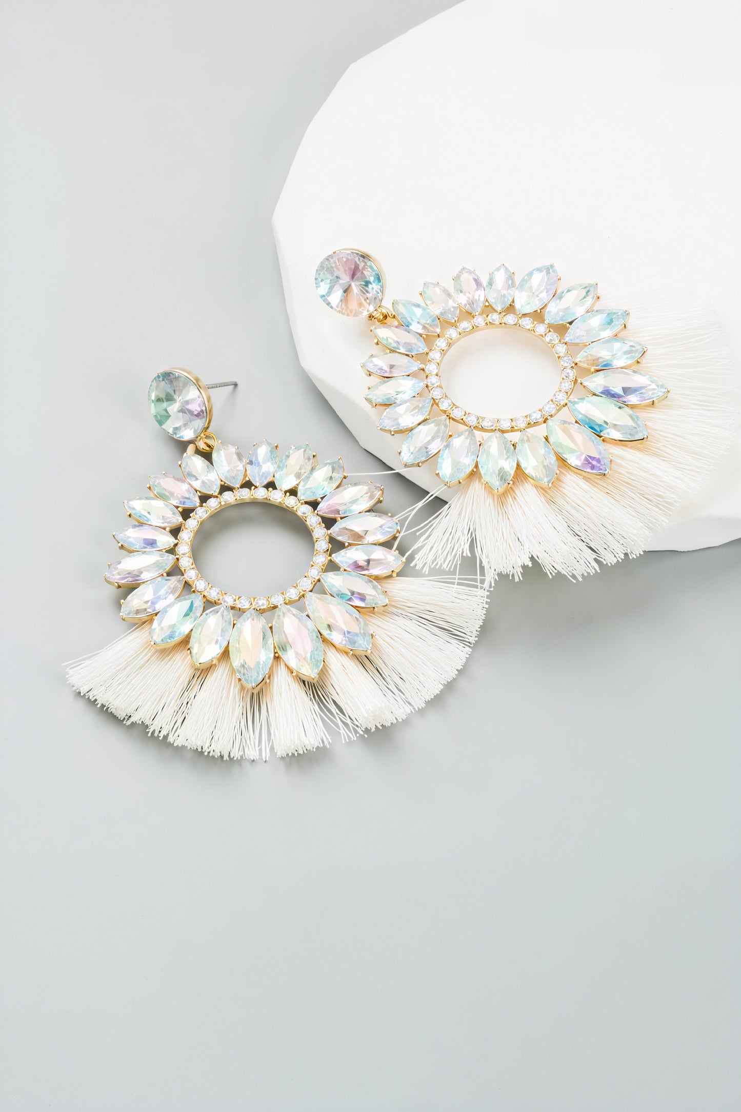 Boucles d'oreilles pendantes – Gemmes, Pompons, Design Circulaire-Earrings-Marais Paris-Blanc-Marais Paris
