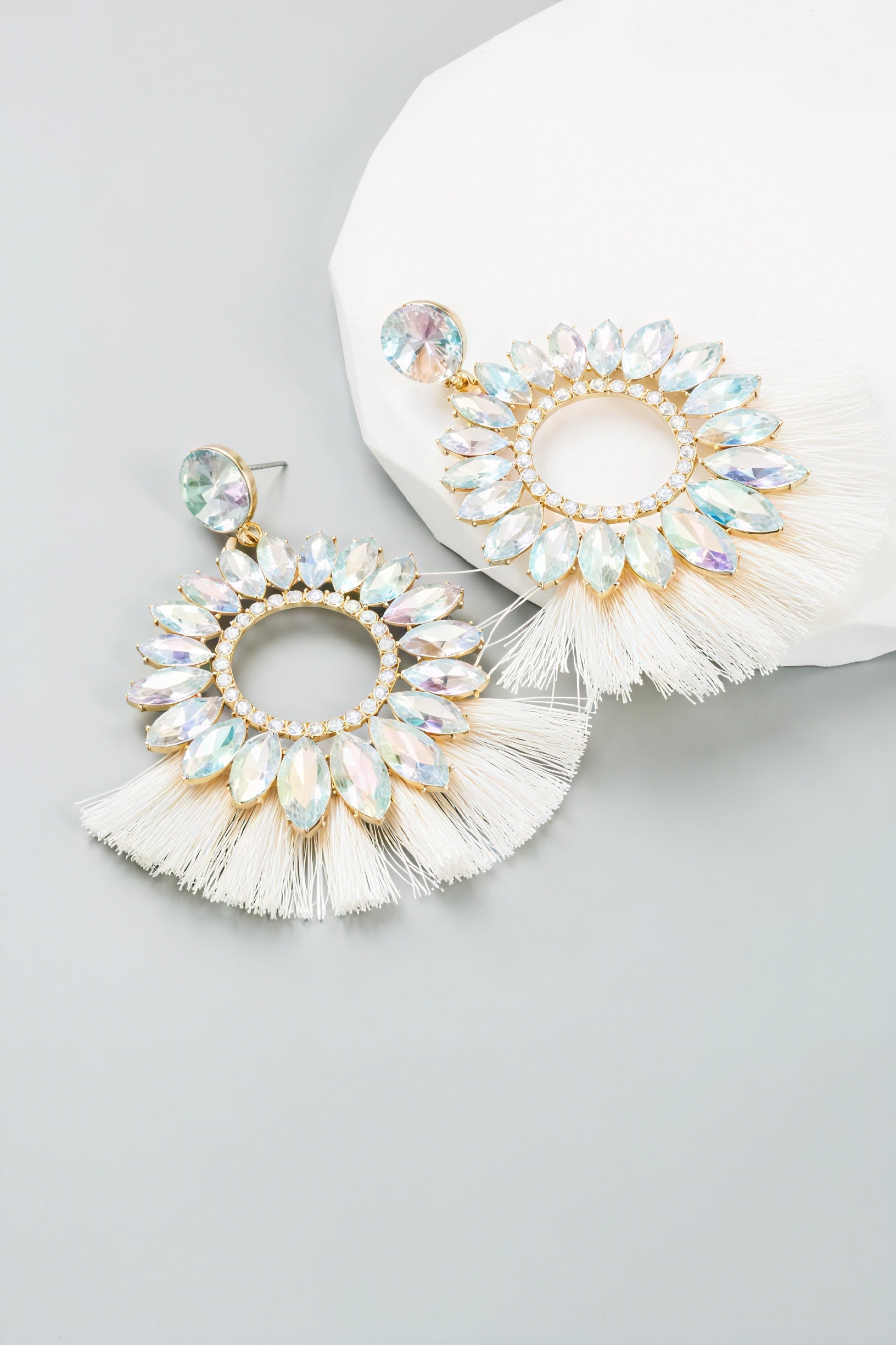 Boucles d'oreilles pendantes – Gemmes, Pompons, Design Circulaire-Earrings-Marais Paris-Blanc-Marais Paris
