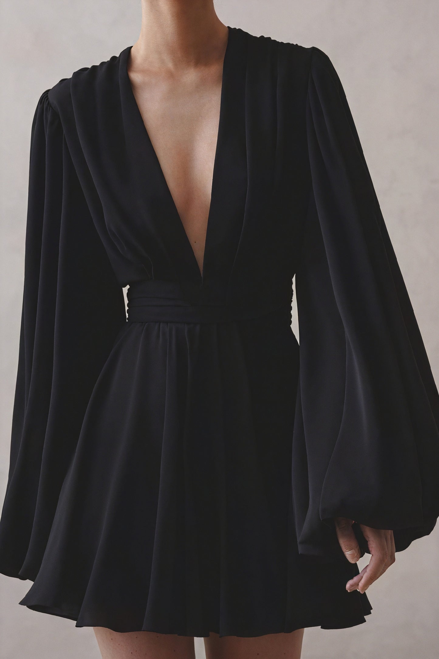 Robe Fluide Manches Ballons, Encolure V, Taille Définie-Dresses-Marais Paris-Marais Paris