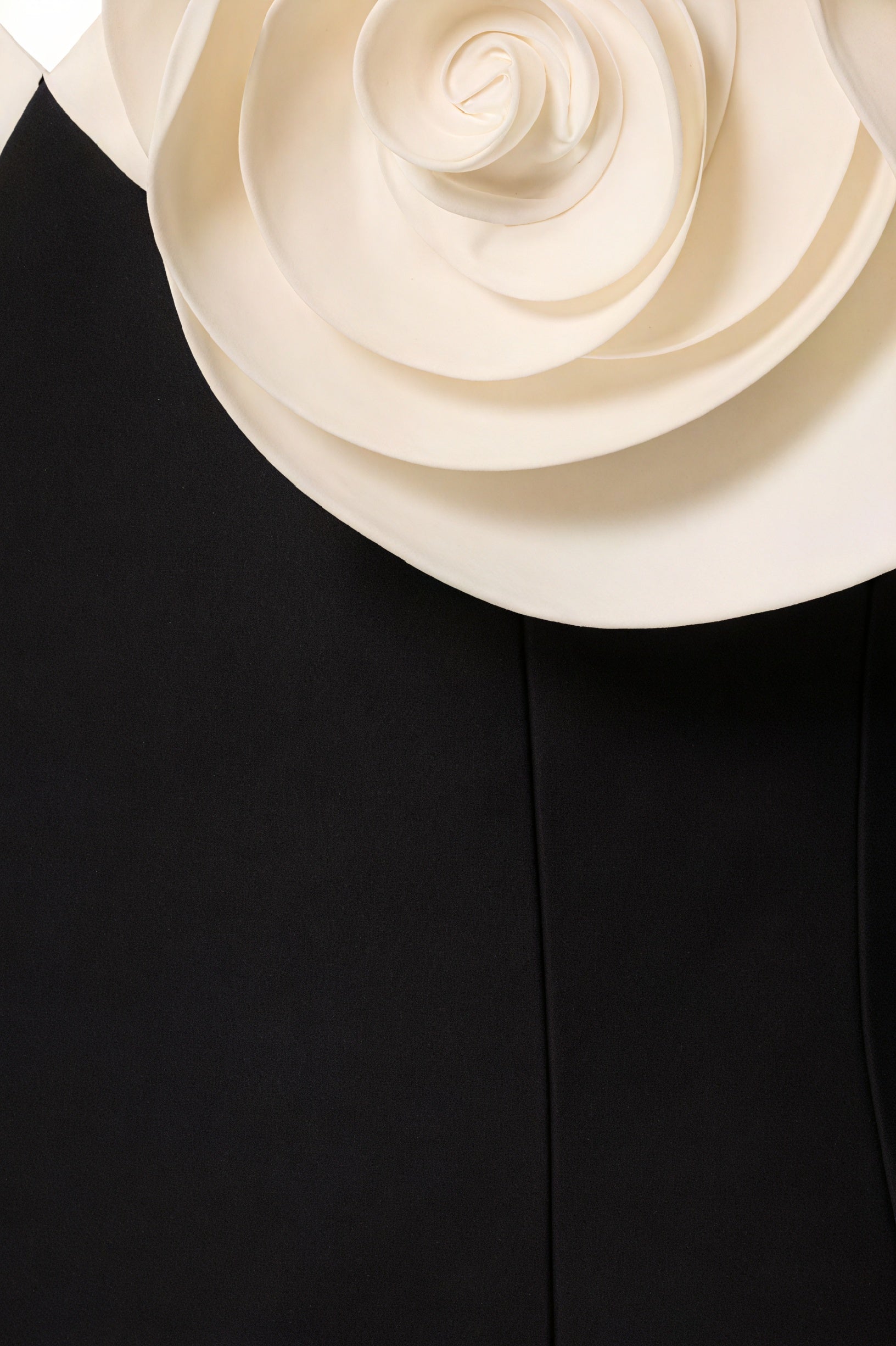 Robe Sculpturale Élégante - Coupe Ajustée, Détails Floraux-Dresses-Marais Paris-Marais Paris