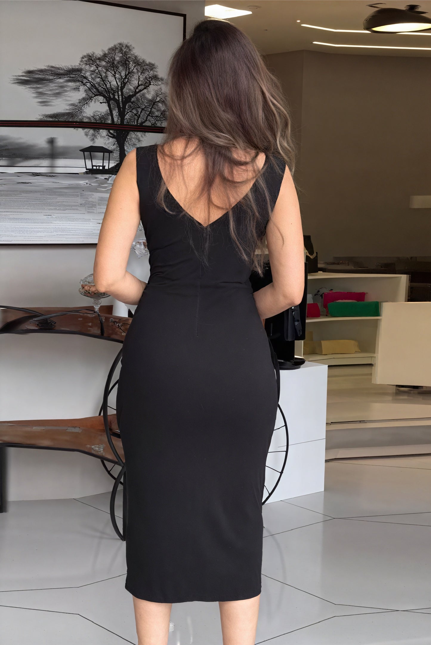 Robe Midi Ajustée - Encolure V, Silhouette Élégante-Midi Dresses-Marais Paris-Marais Paris