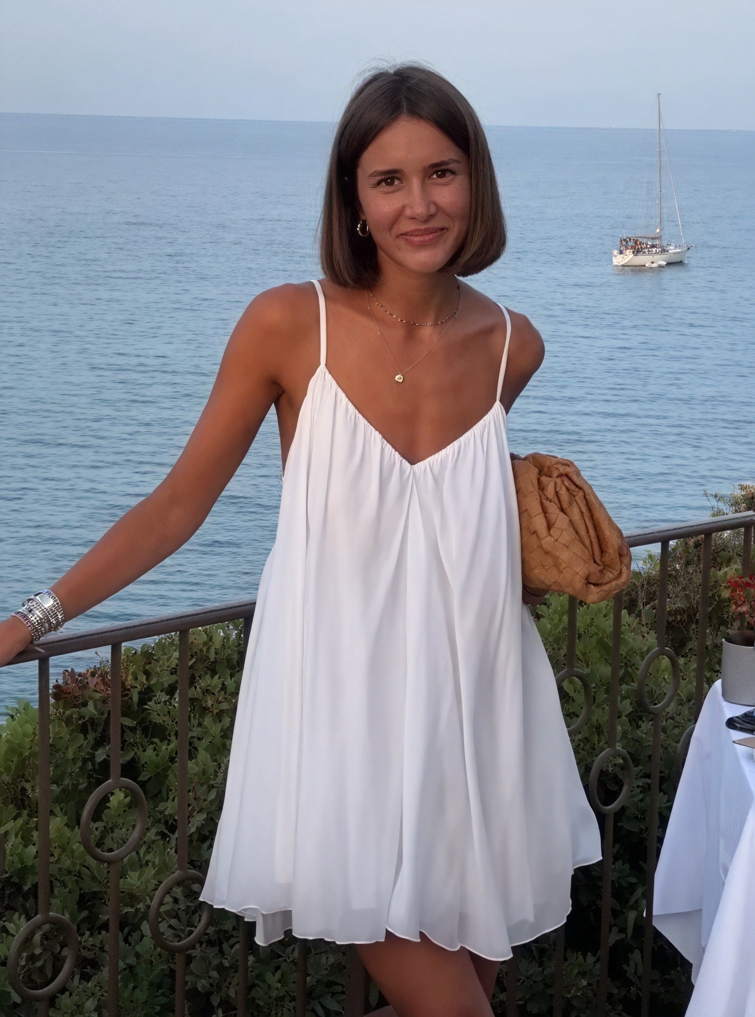 Robe Fluide Blanche Décolleté V Bretelles Fines Design Aéré Élégance Estivale-Marais Paris-Blanc-S-Marais Paris