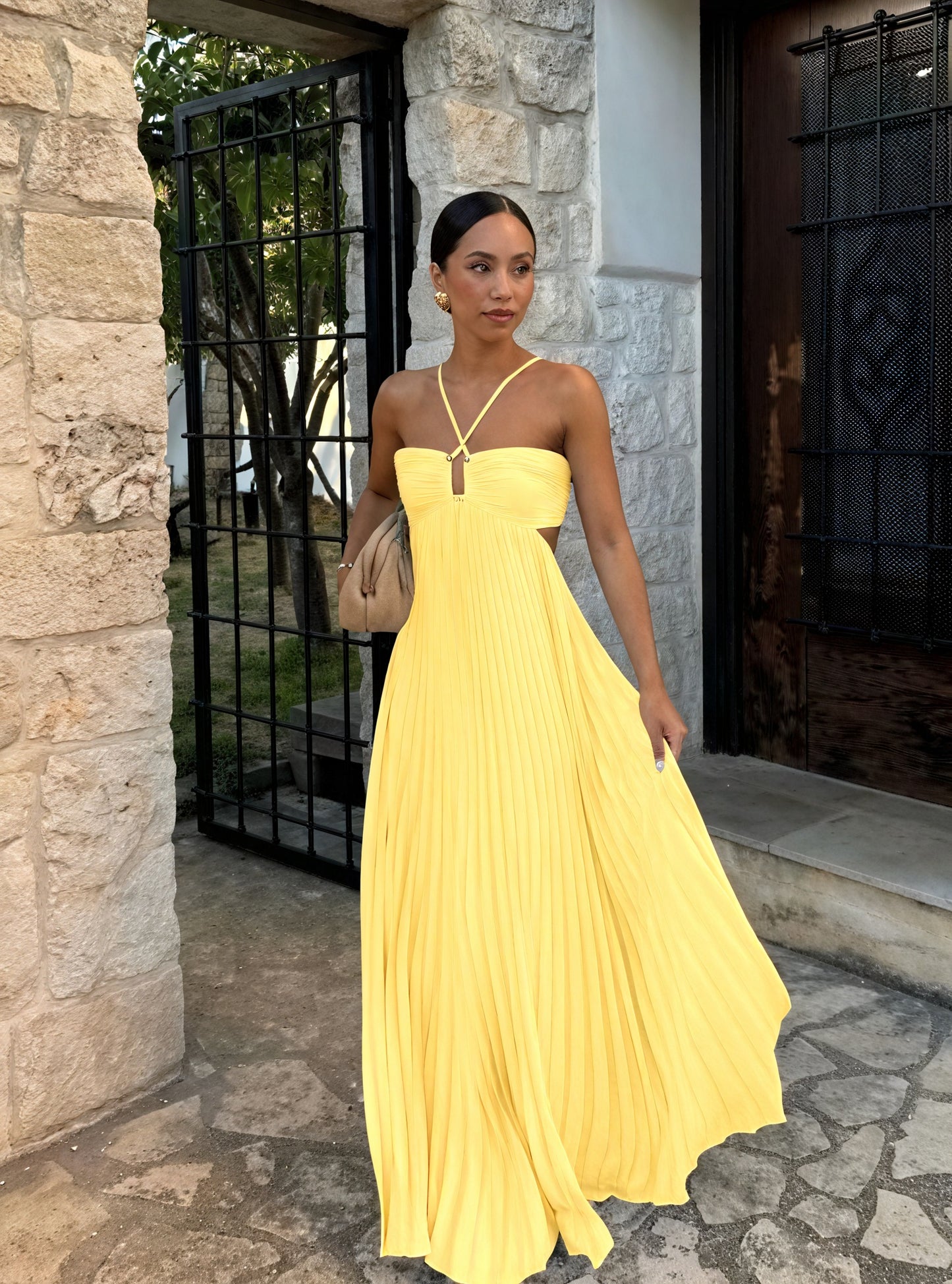 Robe Maxi Élégante avec Découpes et Jupe Plissée-Dresses-Marais Paris-Jaune-S-Marais Paris