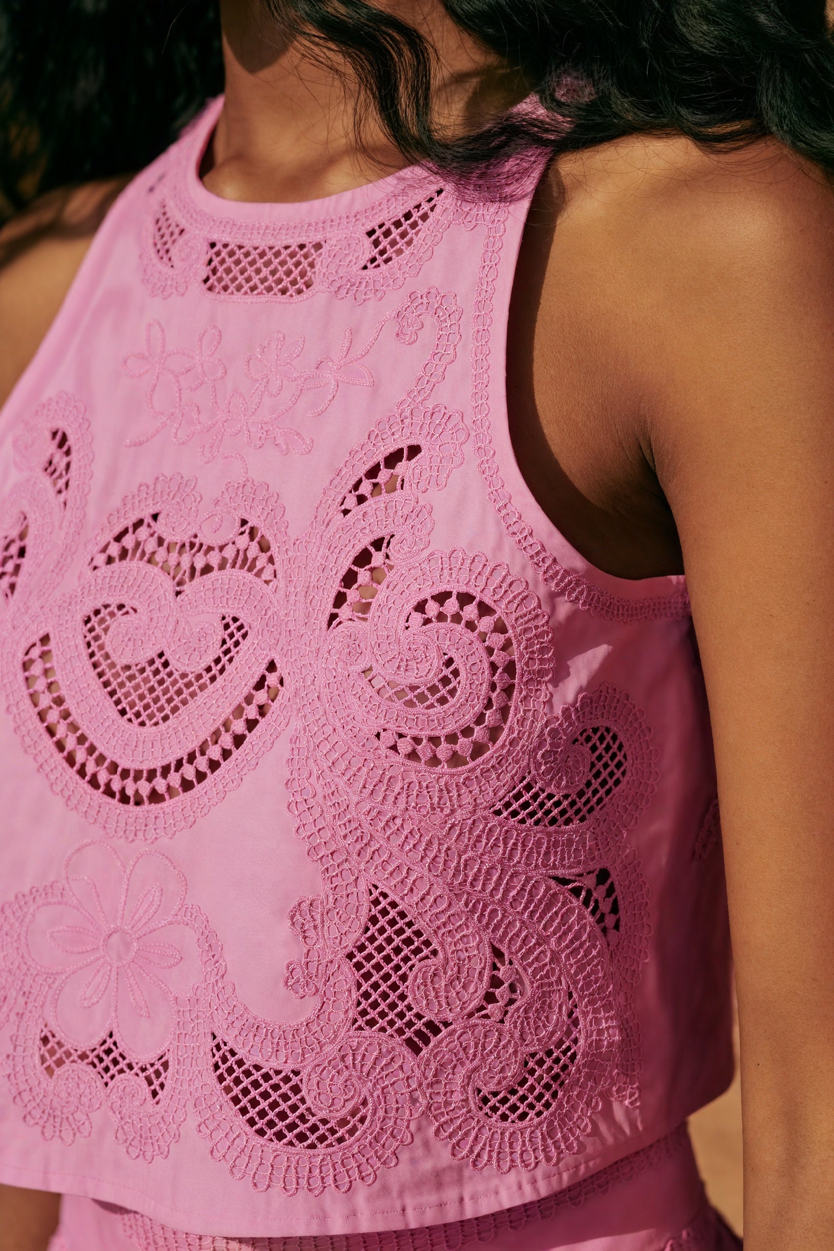 Marais Paris Ensemble Deux Pièces Femme – Rose Vif, Haut Licou Découpe Laser & Jupe Fendue-83273-efc37e2e-2be7-4ebd-948b-e75027abf476