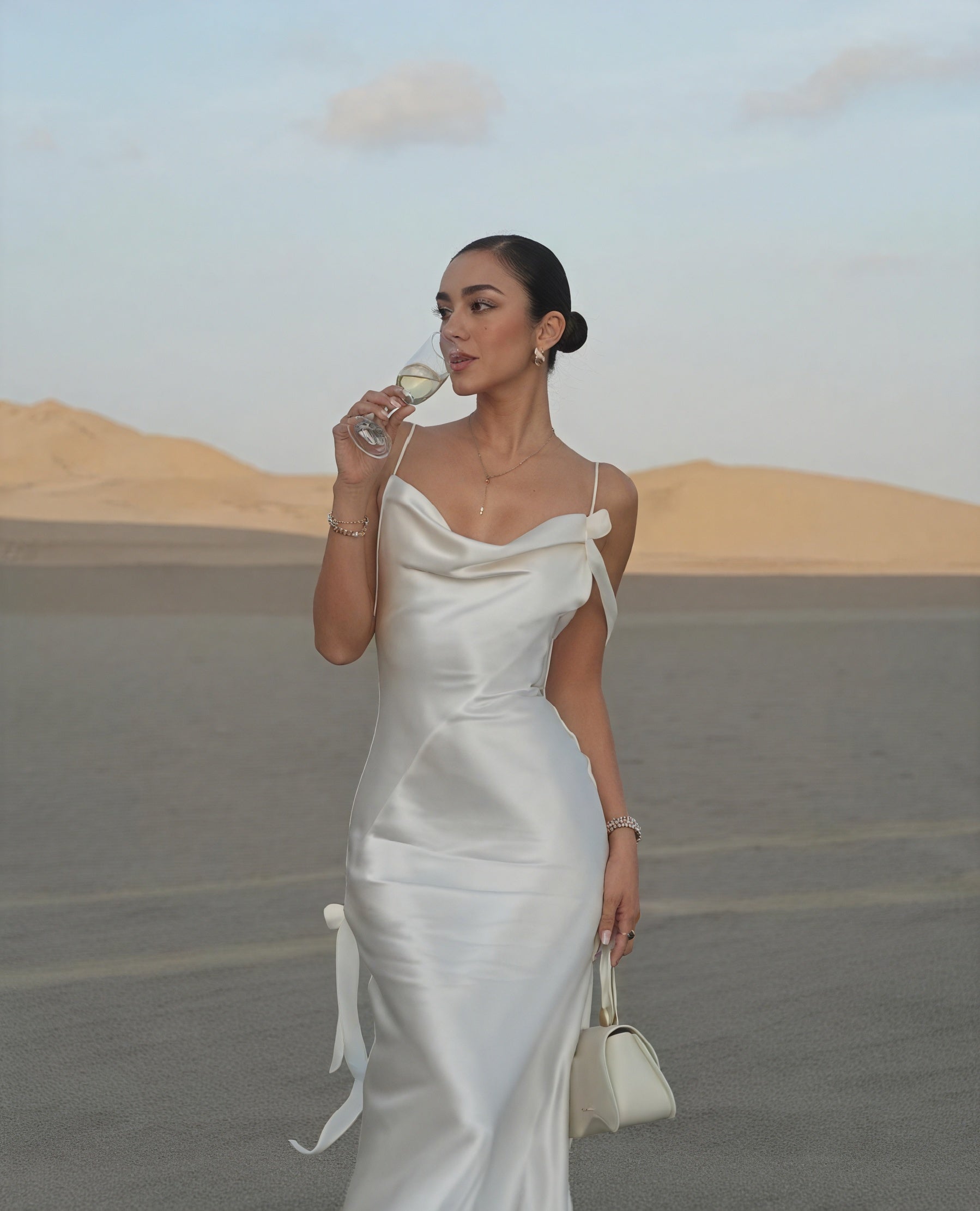 Robe Longue Femme – Satin, Décolleté Bénitier, Bretelles Fines, Élégante-83831-d1bbb2b3-d466-4912-9ccf-8dcbe34fb1a1