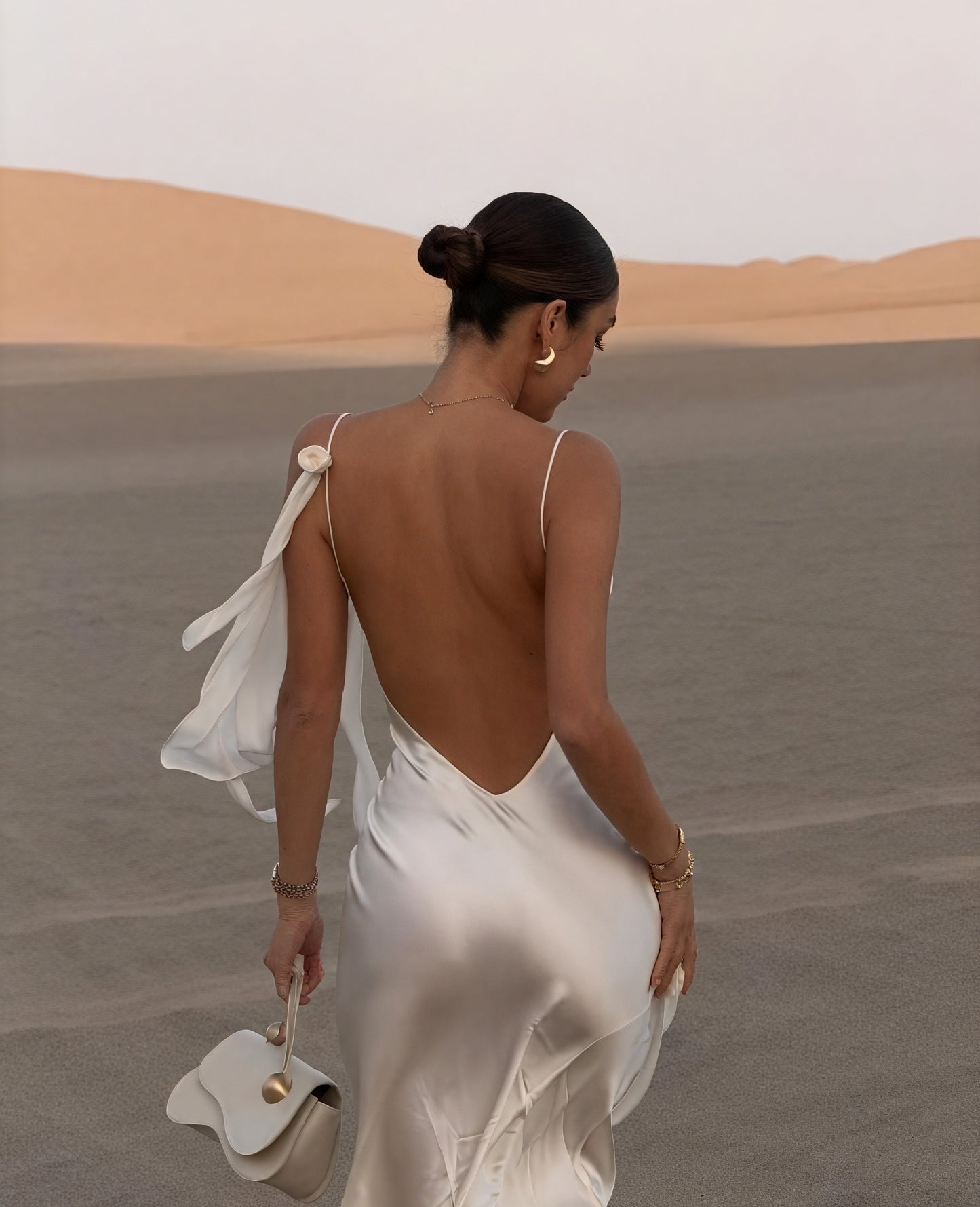 Robe Longue Femme – Satin, Décolleté Bénitier, Bretelles Fines, Élégante-83831-fddb6301-20ee-487b-98ac-d2cc7a7a16d9