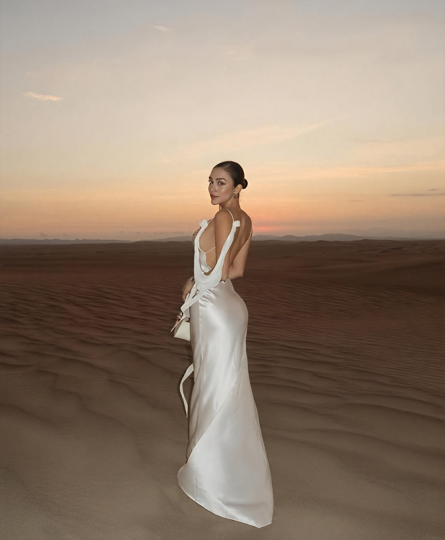 Robe Longue Femme – Satin, Décolleté Bénitier, Bretelles Fines, Élégante-83831-0c573a94-b173-4b56-b78e-cddd8e619a1d