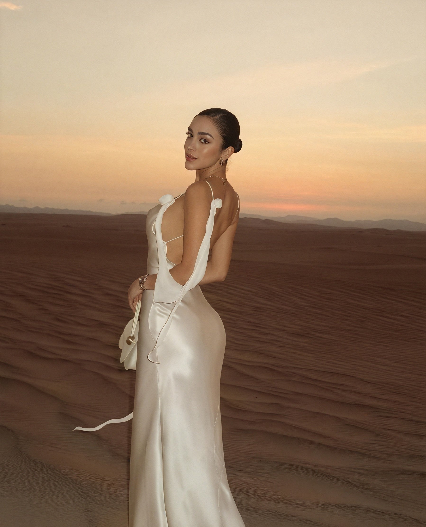 Robe Longue Femme – Satin, Décolleté Bénitier, Bretelles Fines, Élégante-83831-d4f4cd73-b226-4ea6-896e-346cab14bc5f