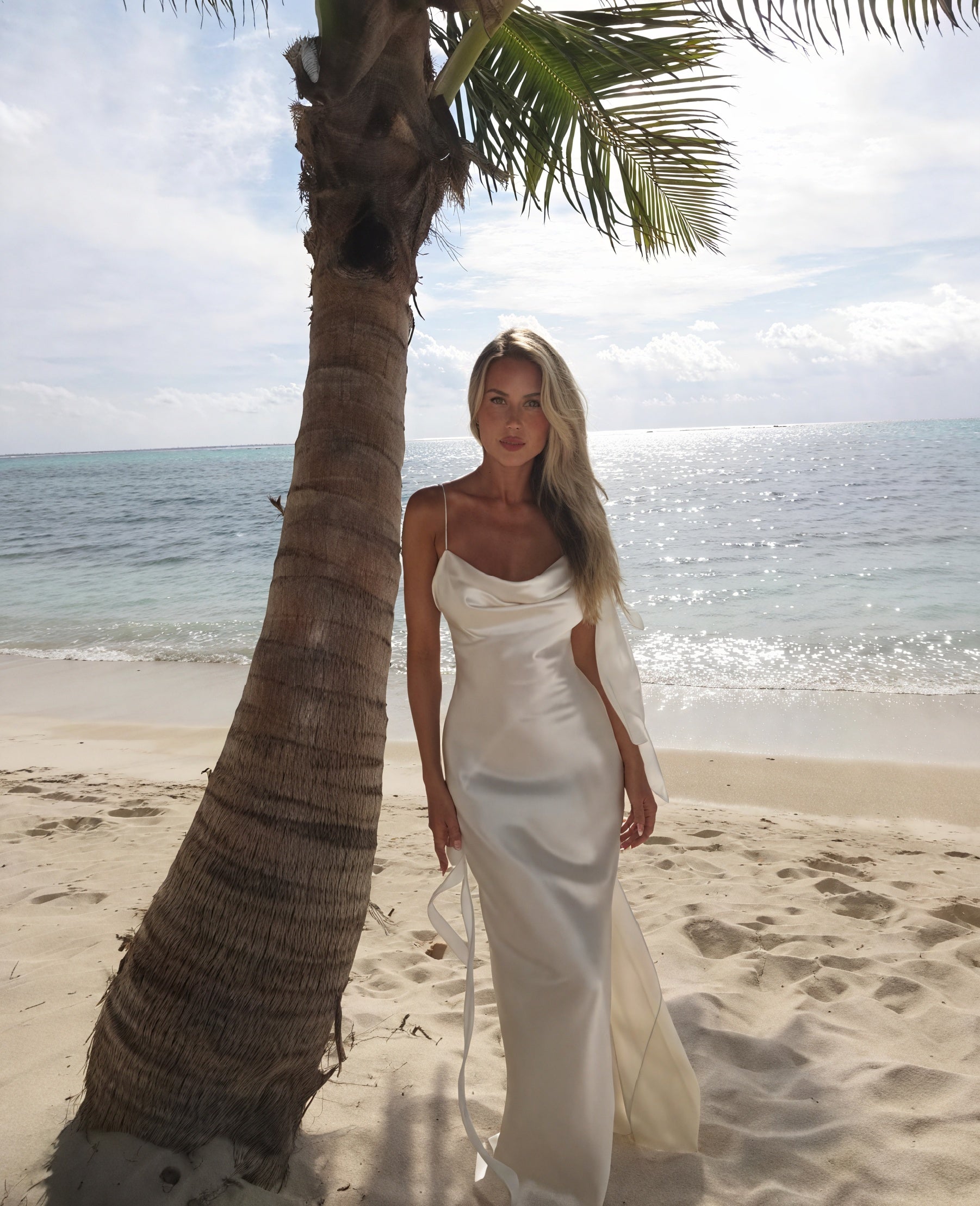 Robe Longue Femme – Satin, Décolleté Bénitier, Bretelles Fines, Élégante-83831-1afeb64d-1d31-4f11-9df4-cc300bb6f330