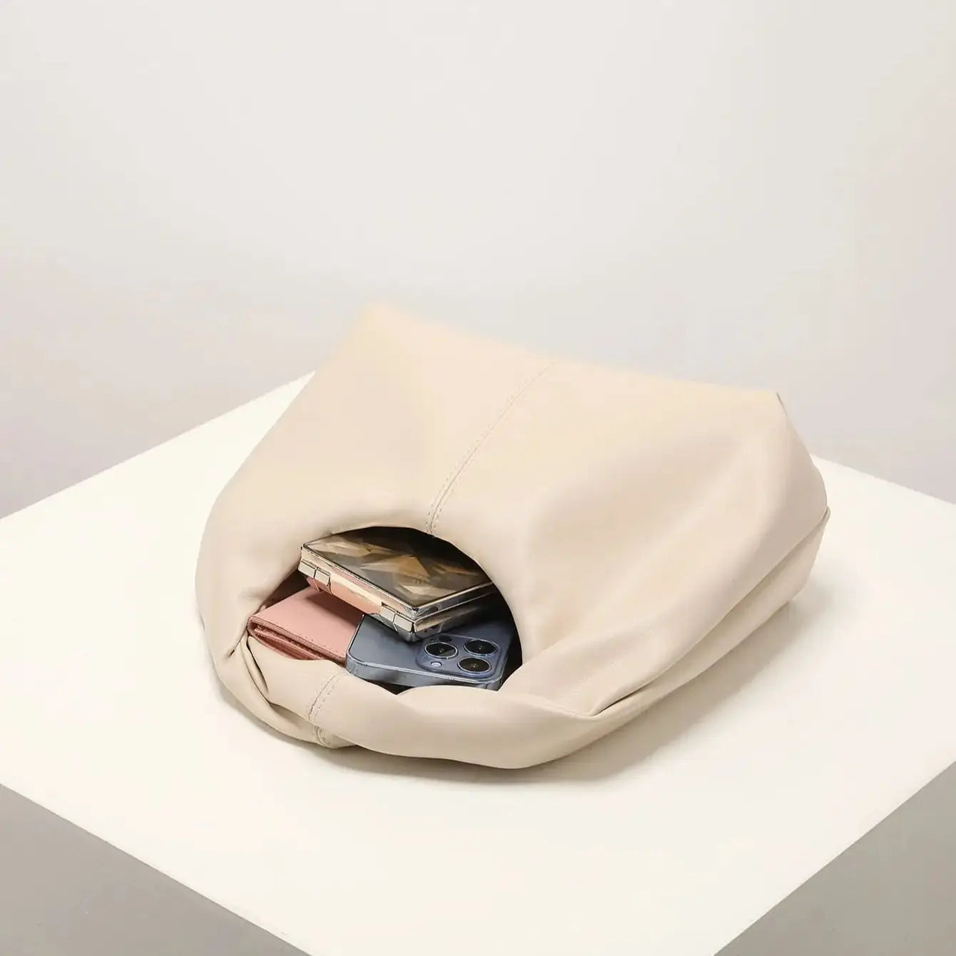 Sac à main arrondi avec anse nouée - Design minimaliste, spacieux-Old Money Style-Marais Paris-Marais Paris