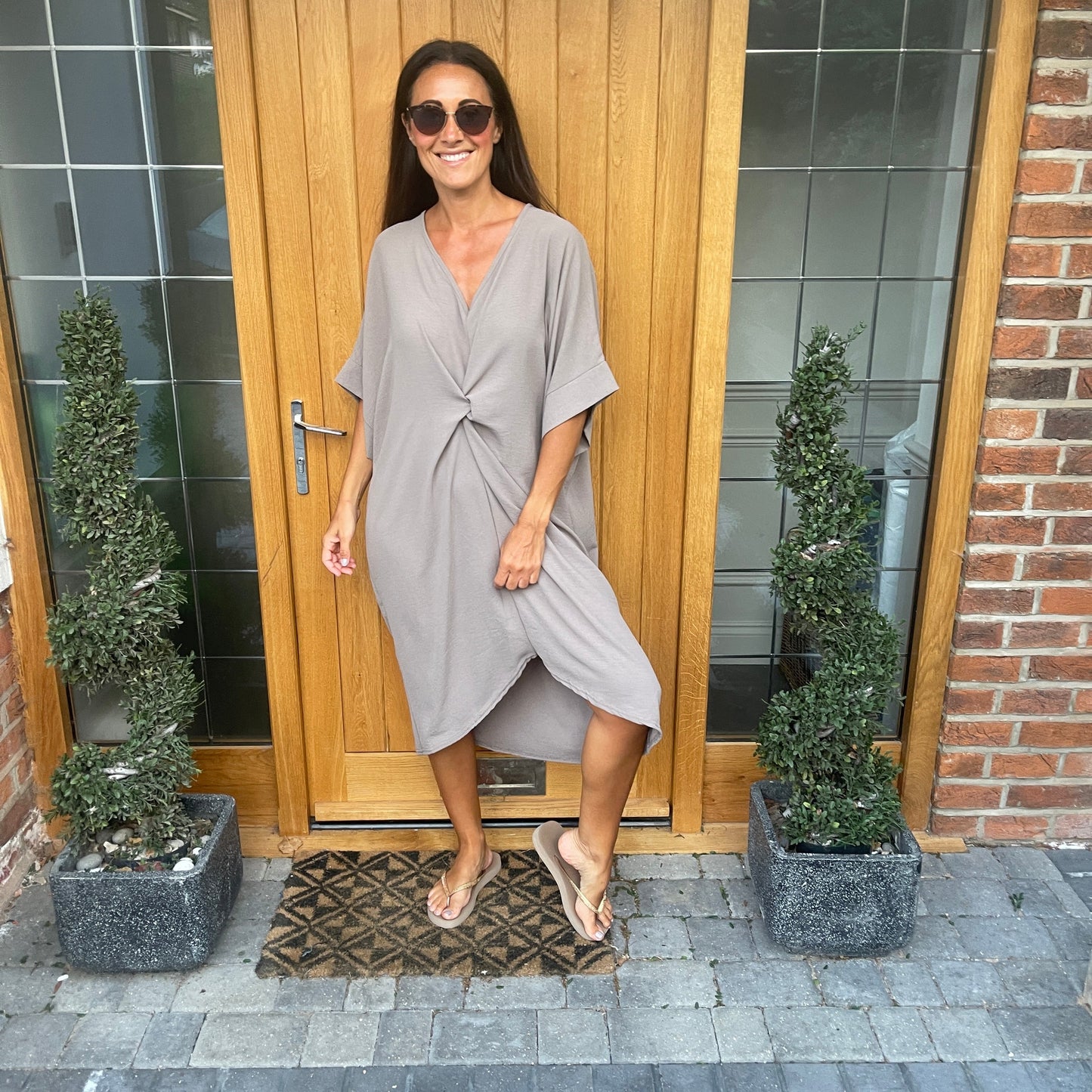 Robe Midi Détail Nœud Torsadé Manches Courtes-Marais Paris-Taupe-Marais Paris