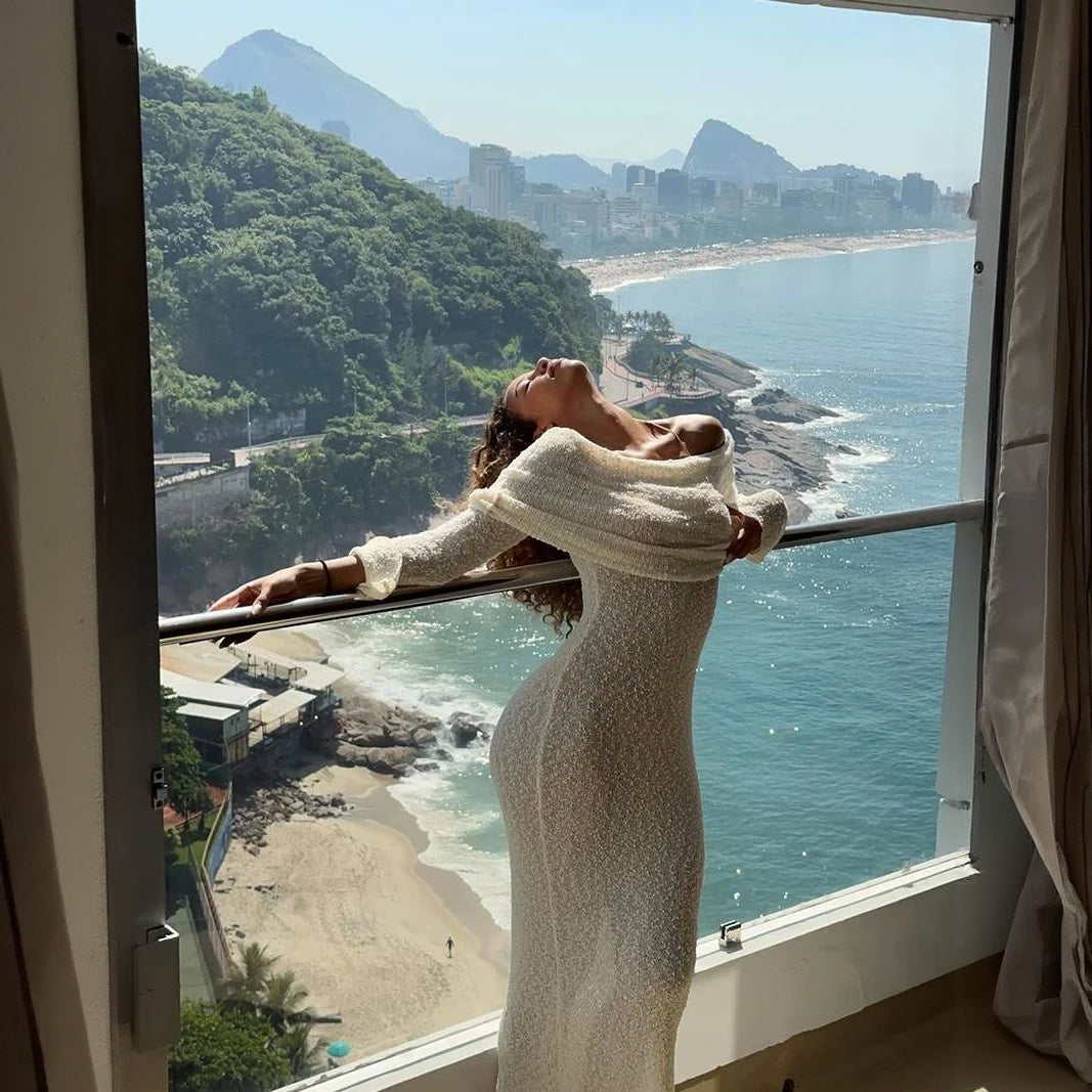 Robe Épaules Dénudées, Coupe Ajustée, Longues Manches, Style Glamour-marbella vibes-Marais Paris-Marais Paris