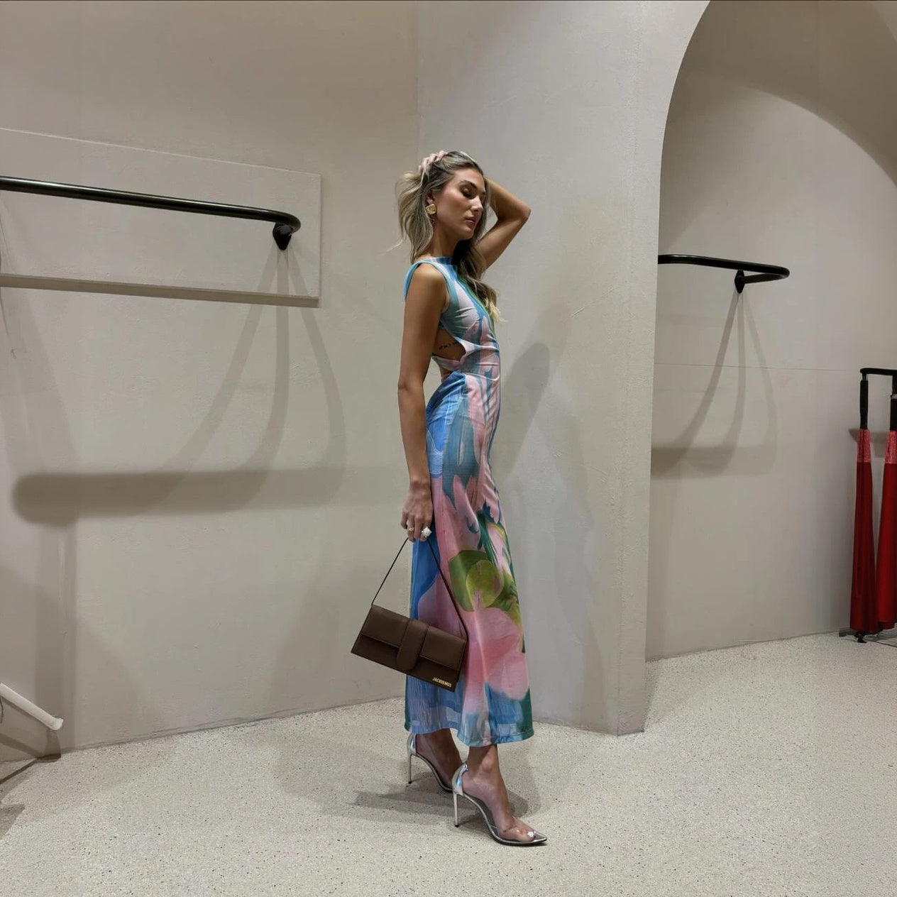 Robe Florale Femme, Coupe Ajustée, Sans Manches, Longueur Midi-Holiday vibes-Marais Paris-Marais Paris