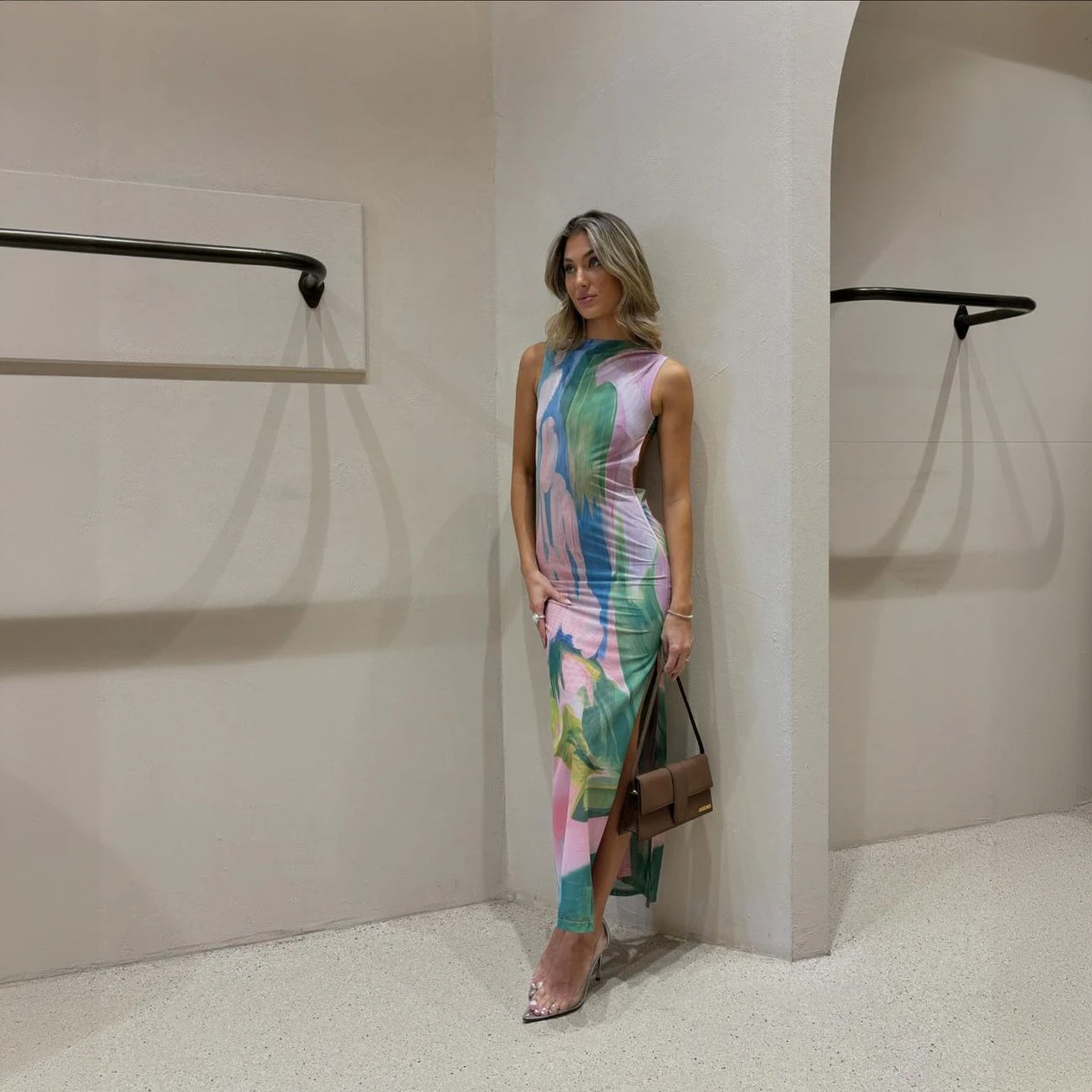 Robe Florale Femme, Coupe Ajustée, Sans Manches, Longueur Midi-Holiday vibes-Marais Paris-Marais Paris
