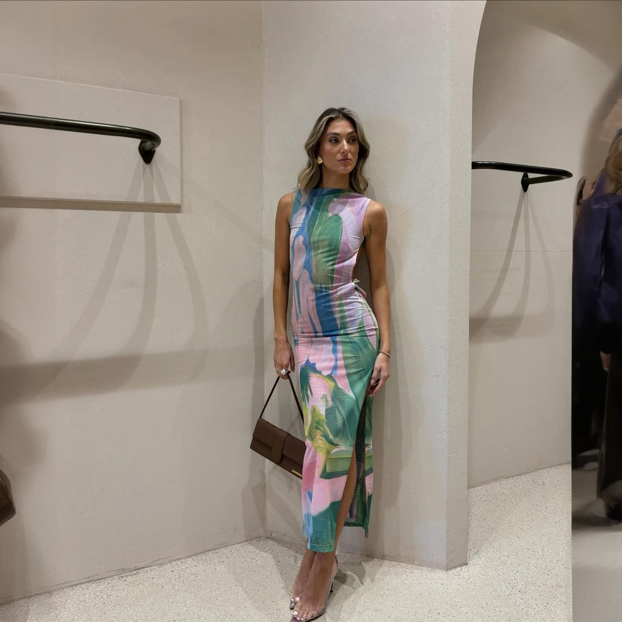 Robe Florale Femme, Coupe Ajustée, Sans Manches, Longueur Midi-Holiday vibes-Marais Paris-Marais Paris