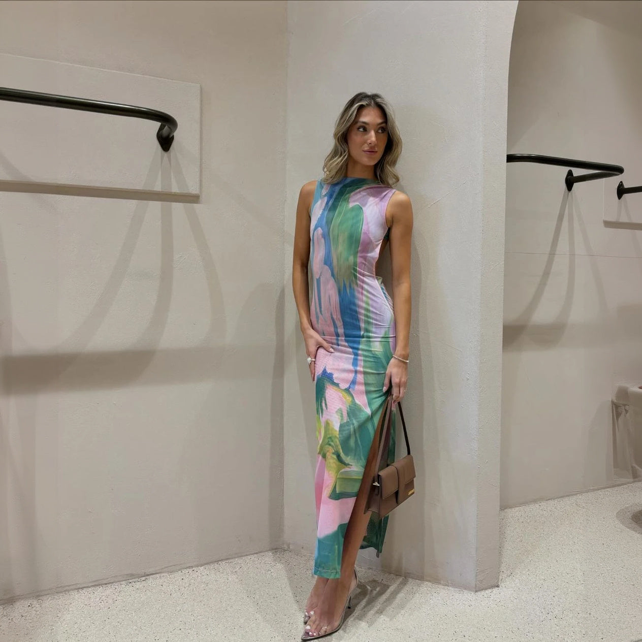 Robe Florale Femme, Coupe Ajustée, Sans Manches, Longueur Midi-Holiday vibes-Marais Paris-Marais Paris