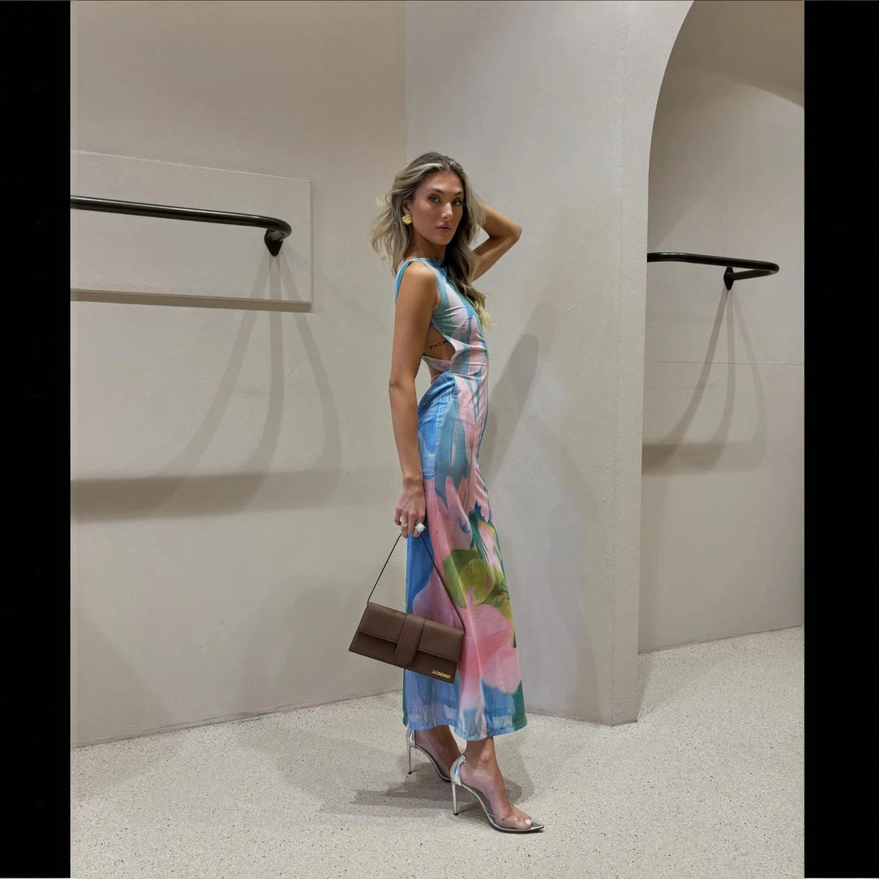 Robe Florale Femme, Coupe Ajustée, Sans Manches, Longueur Midi-Holiday vibes-Marais Paris-Marais Paris