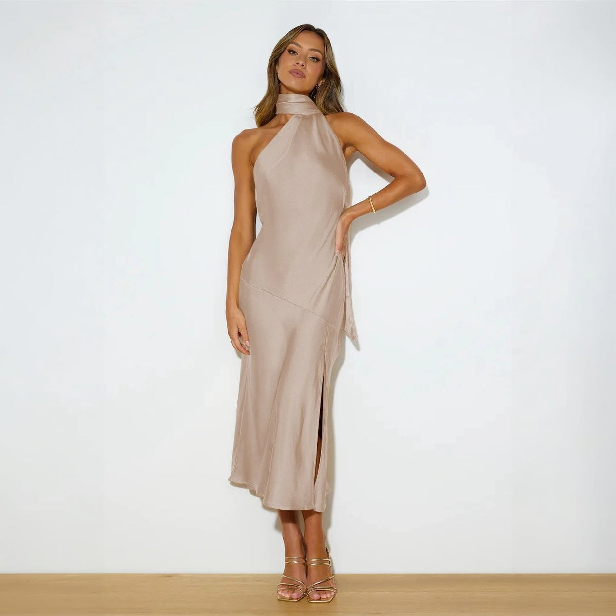 Robe Asymétrique Élégante - Coupe Ajustée, Détail Nœud, Soirée-Wedding Guest-Marais Paris-Marais Paris