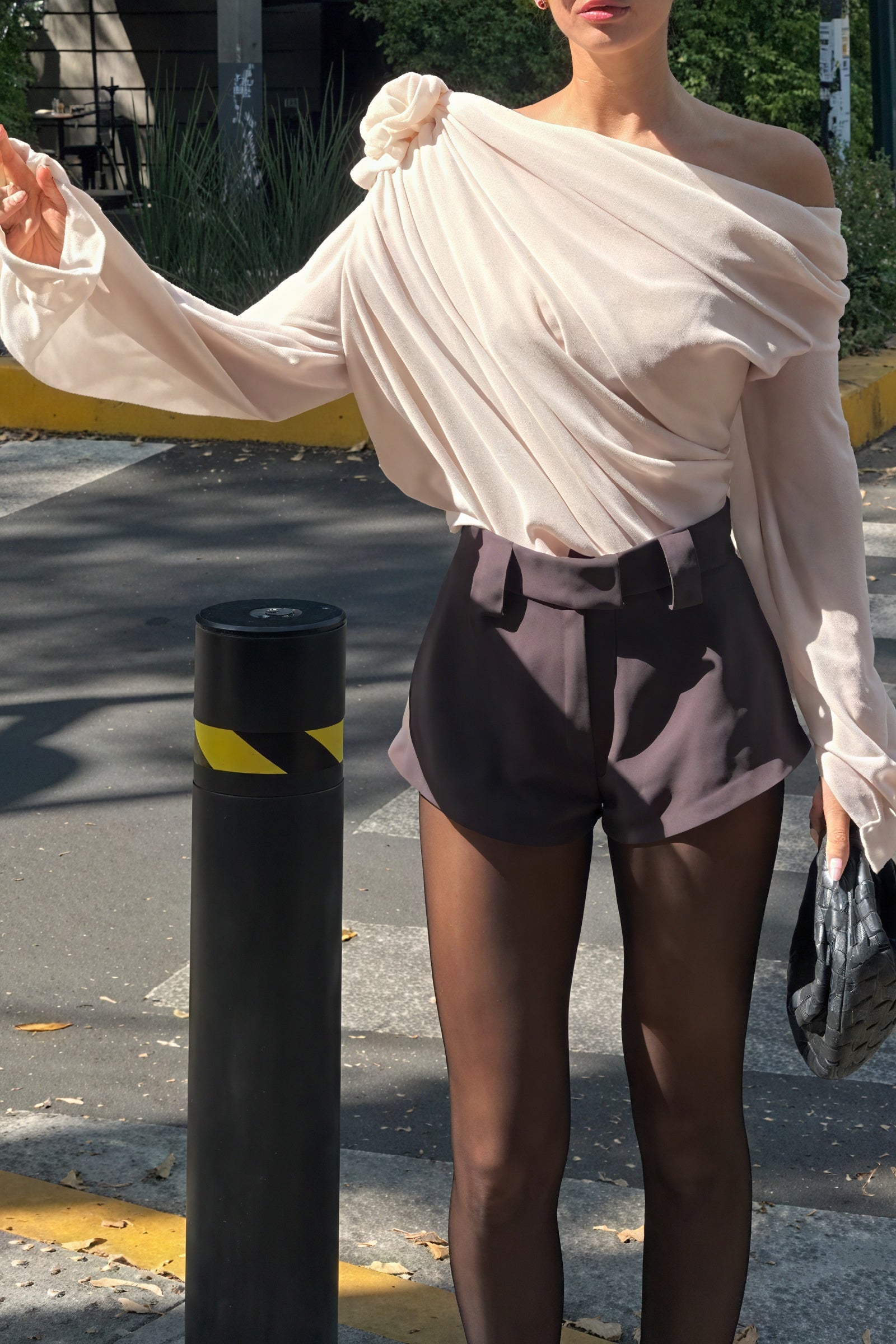 Haut Asymétrique Femme avec Rose - Épaule Dénudée, Manches Volumineuses-Marais Paris-Marais Paris