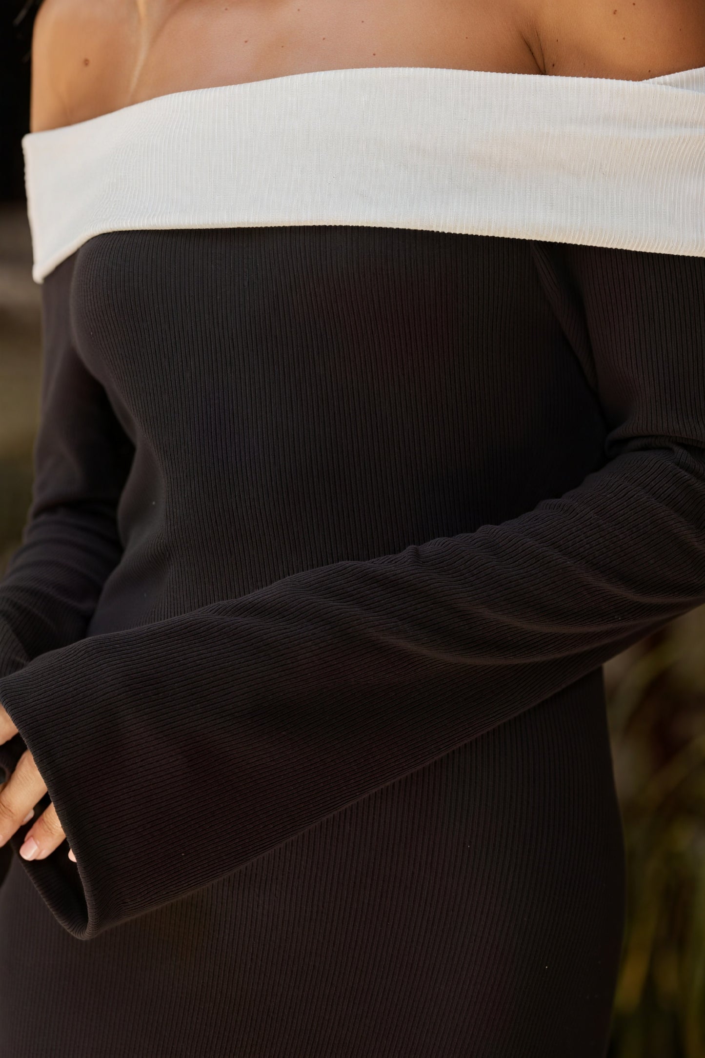 Robe Longue Épaule Dénudée - Coupe Ajustée, Manches Évasées-Dresses-Marais Paris-Marais Paris