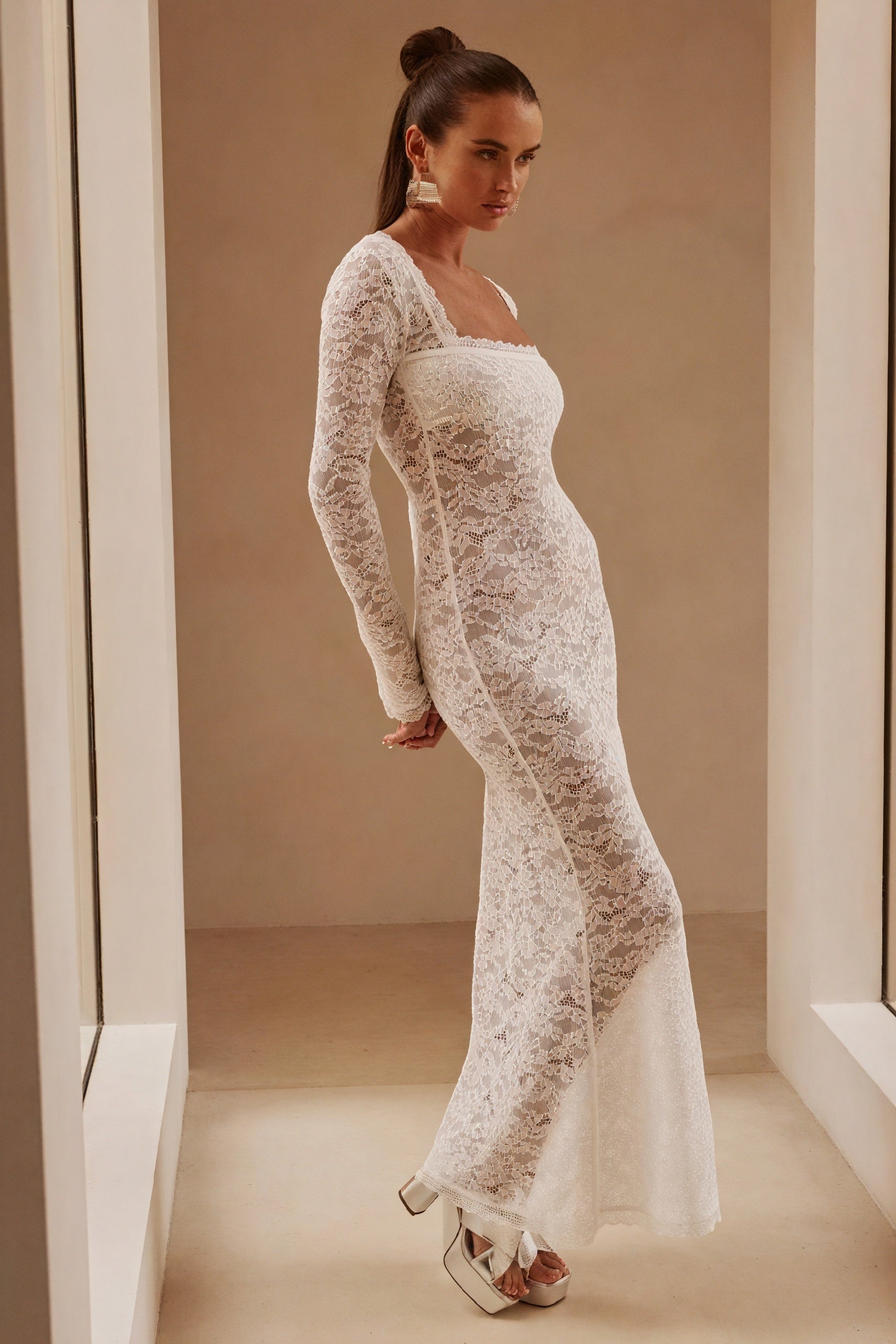 Robe Longue Dentelle Femme - Encolure Carrée, Manches Longues, Coupe Ajustée-Dresses-Marais Paris-Marais Paris