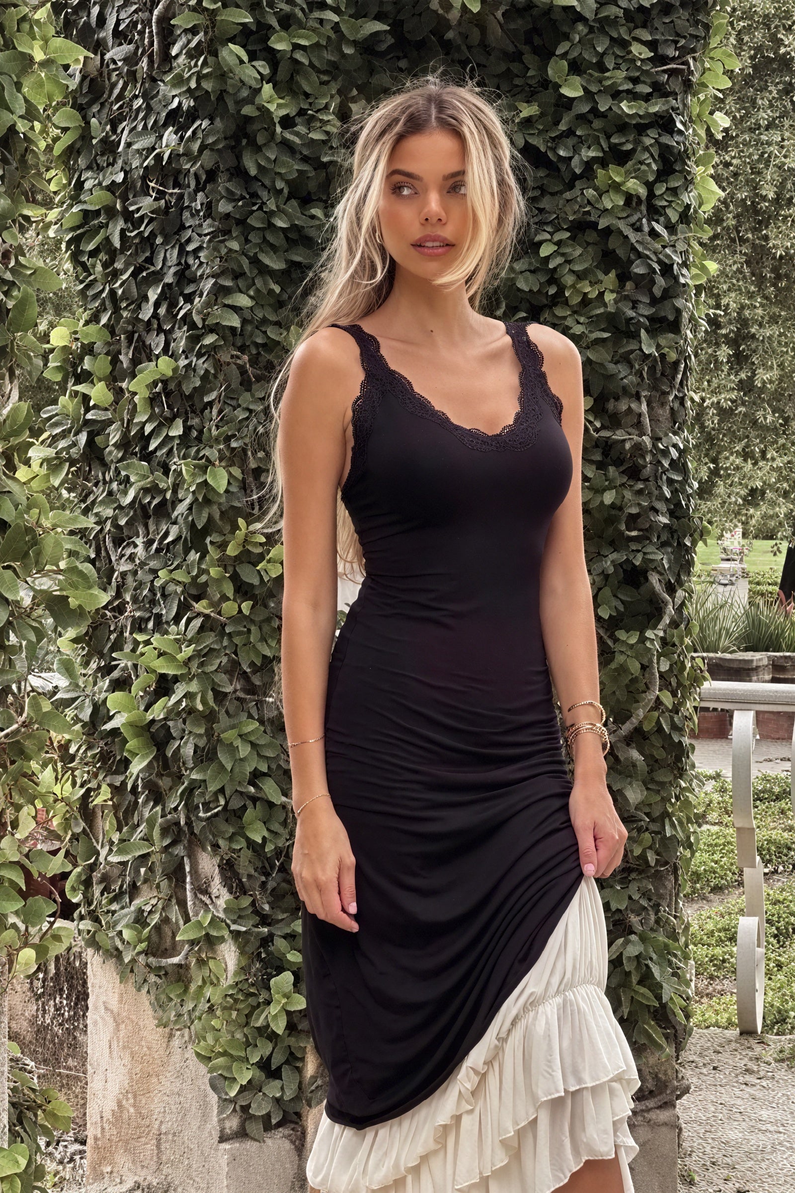Robe Maxi Élégante - Bretelles Spaghetti, Jupe Volantée-Dresses-Marais Paris-Marais Paris
