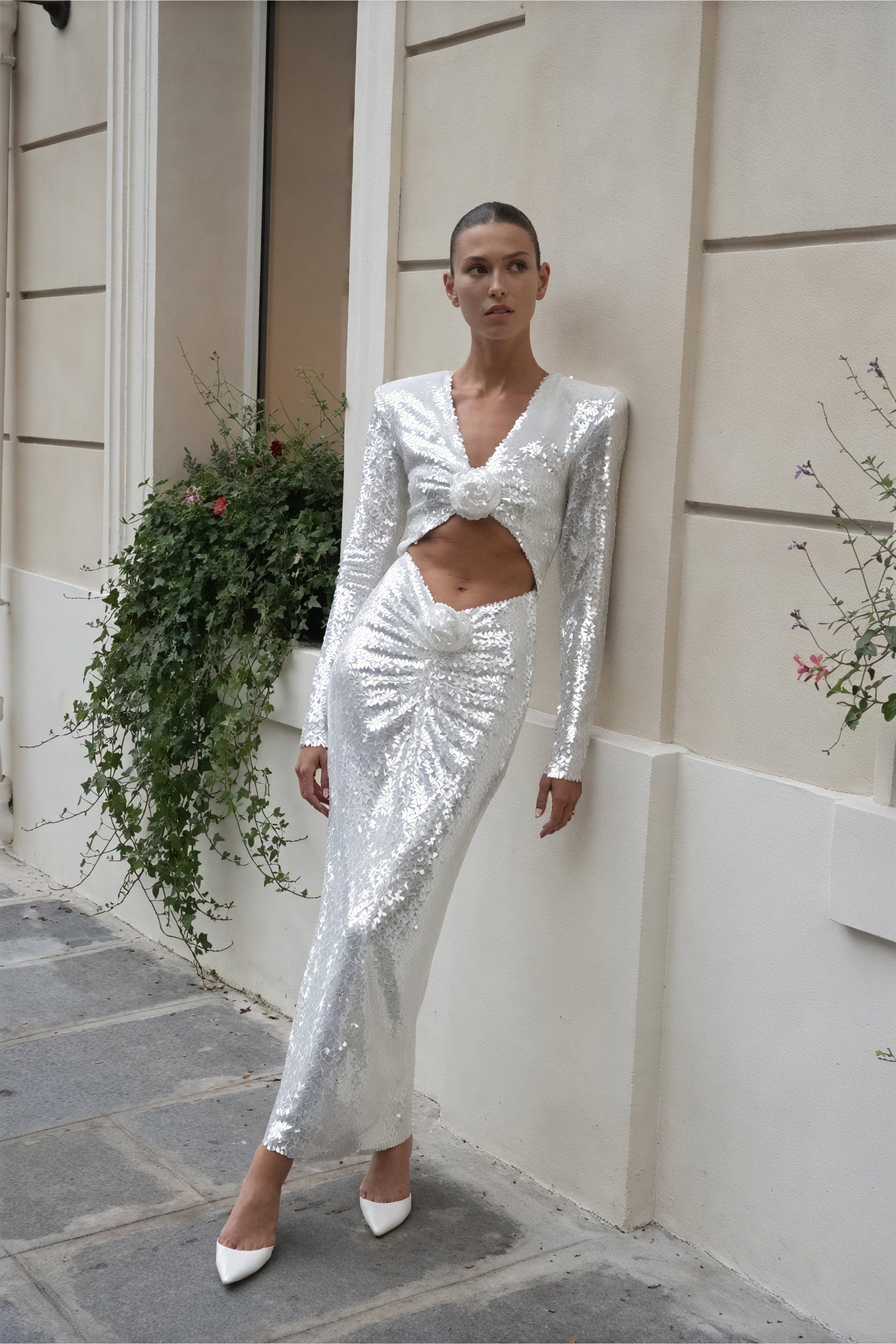 Robe Longue Scintillante, Décolleté V, Détails Floraux, Soirée-Dresses-Marais Paris-Blanc-S-Marais Paris