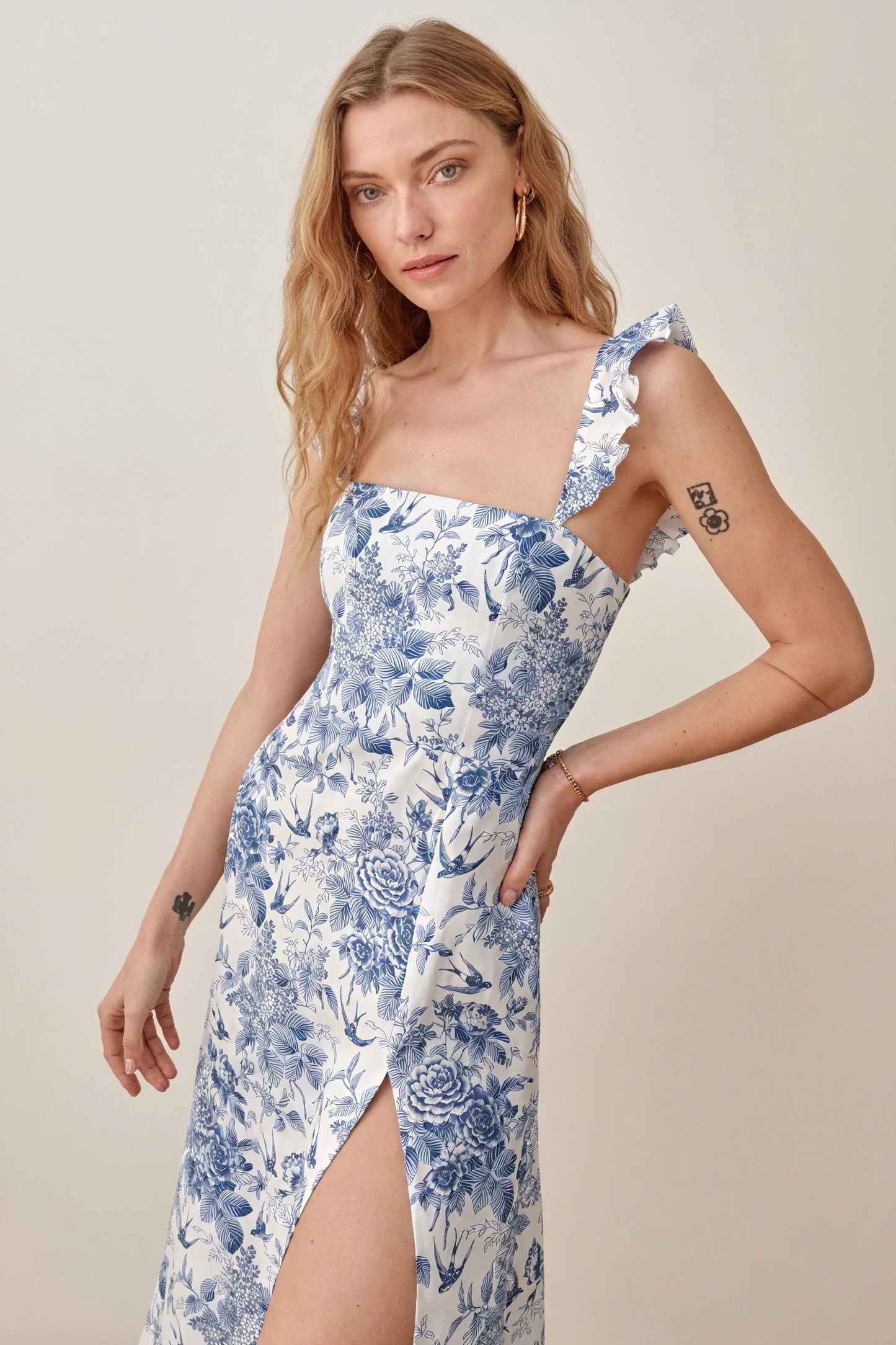 Robe Midi Florale - Encolure Carrée, Bretelles à Volants, Fente Haute-Dresses-Marais Paris-Marais Paris