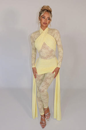 Robe Silhouette Fluide Détails Floraux - Élégance Moderne-Jumpsuits-Marais Paris-Jaune-S-Marais Paris