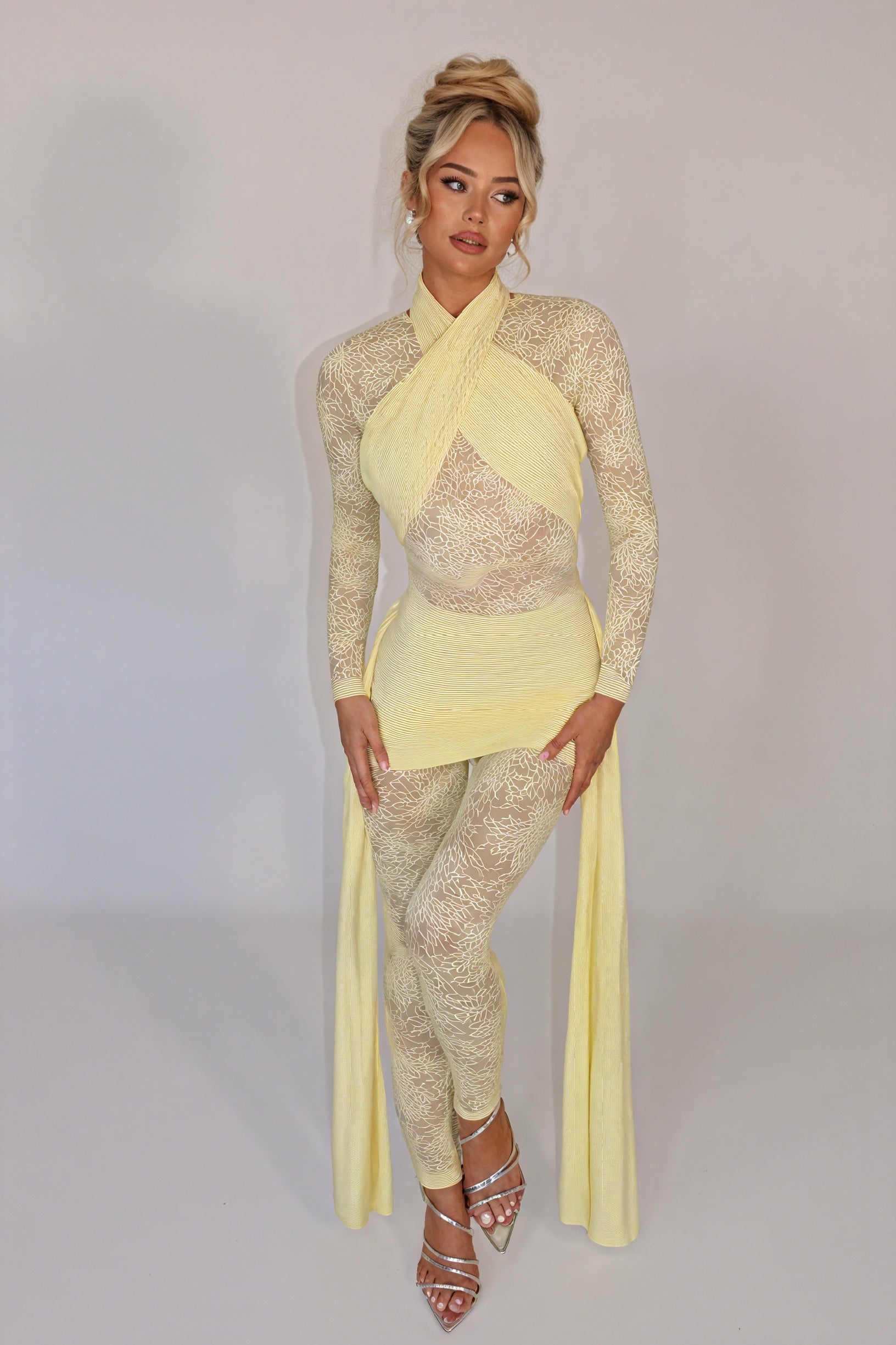Robe Silhouette Fluide Détails Floraux - Élégance Moderne-Jumpsuits-Marais Paris-Jaune-S-Marais Paris