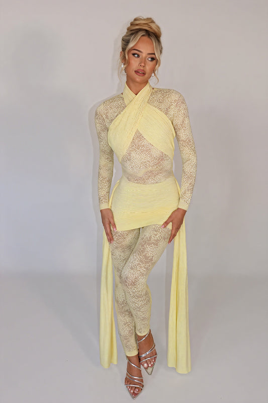 Robe Silhouette Fluide Détails Floraux - Élégance Moderne-Jumpsuits-Marais Paris-Jaune-S-Marais Paris