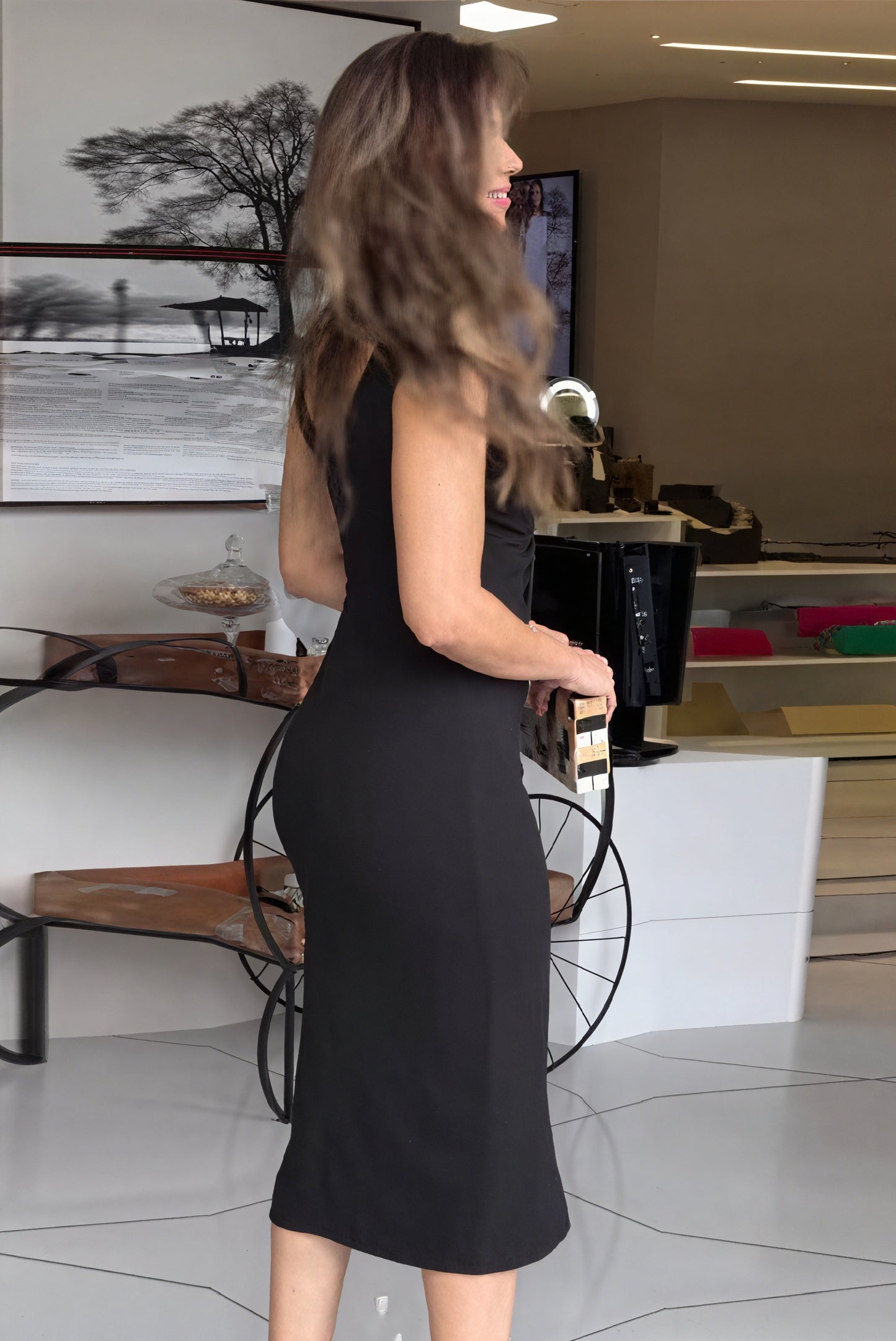 Robe Midi Ajustée - Encolure V, Silhouette Élégante-Midi Dresses-Marais Paris-Marais Paris