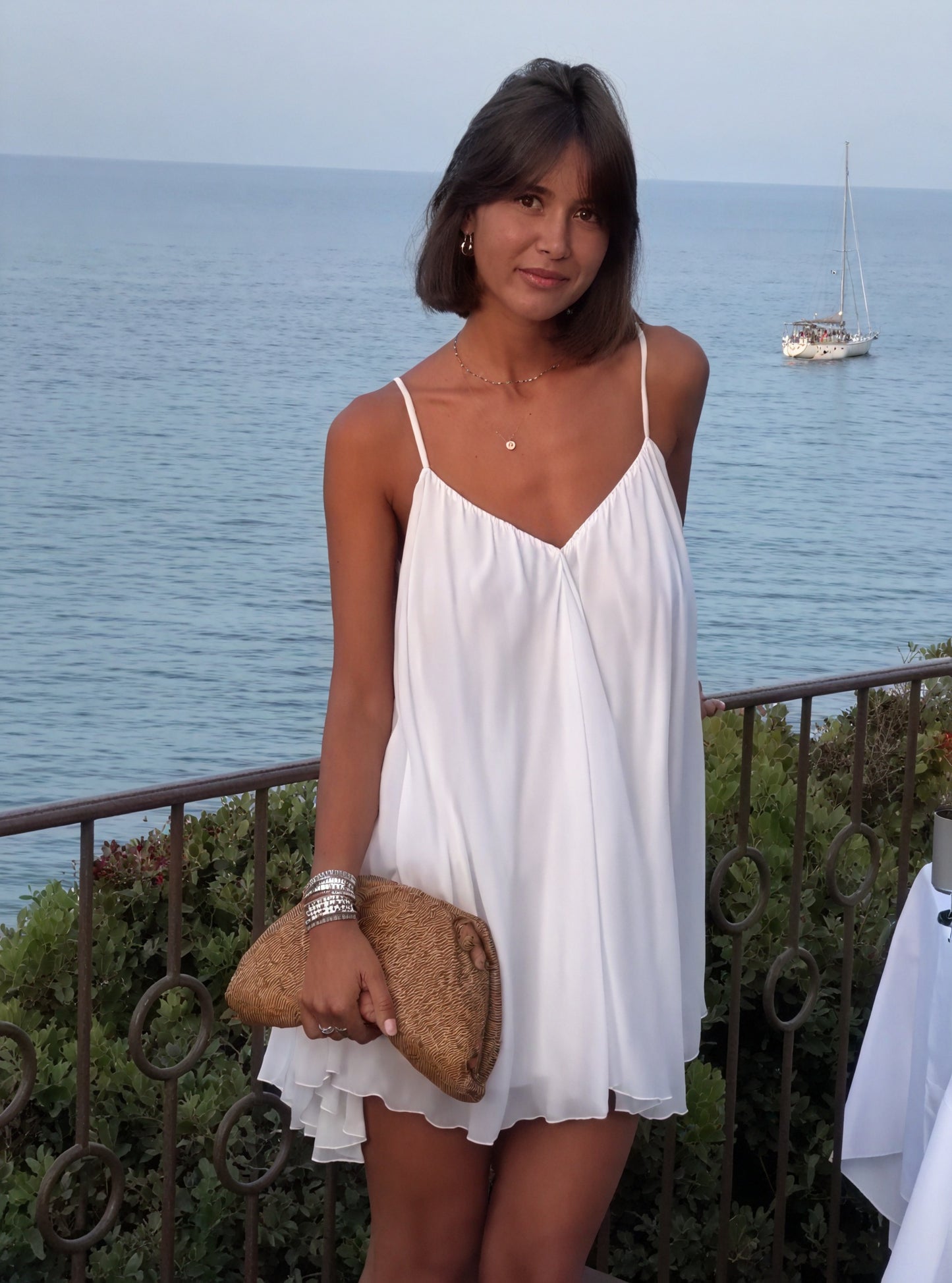 Robe Fluide Blanche Décolleté V Bretelles Fines Design Aéré Élégance Estivale-Marais Paris-Marais Paris