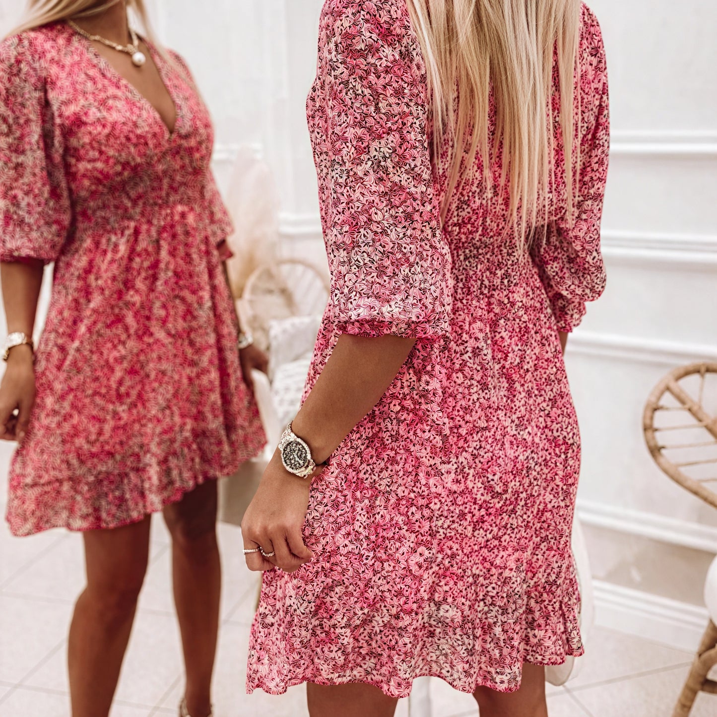 Robe Florale Courte - Encolure en V, Manches 3/4, Taille Ajustée-Dresses-Marais Paris-Marais Paris