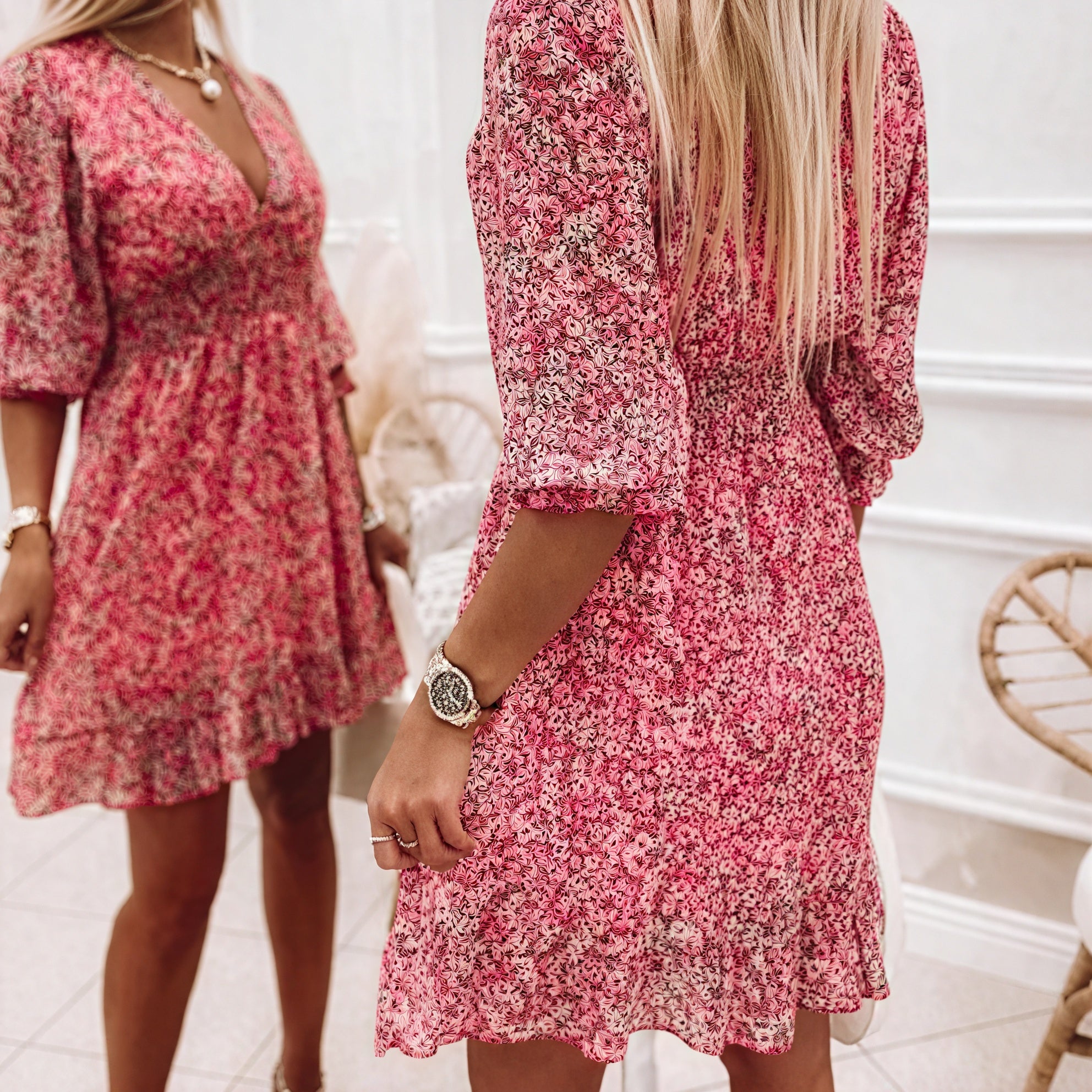 Robe Florale Courte - Encolure en V, Manches 3/4, Taille Ajustée-Dresses-Marais Paris-Marais Paris