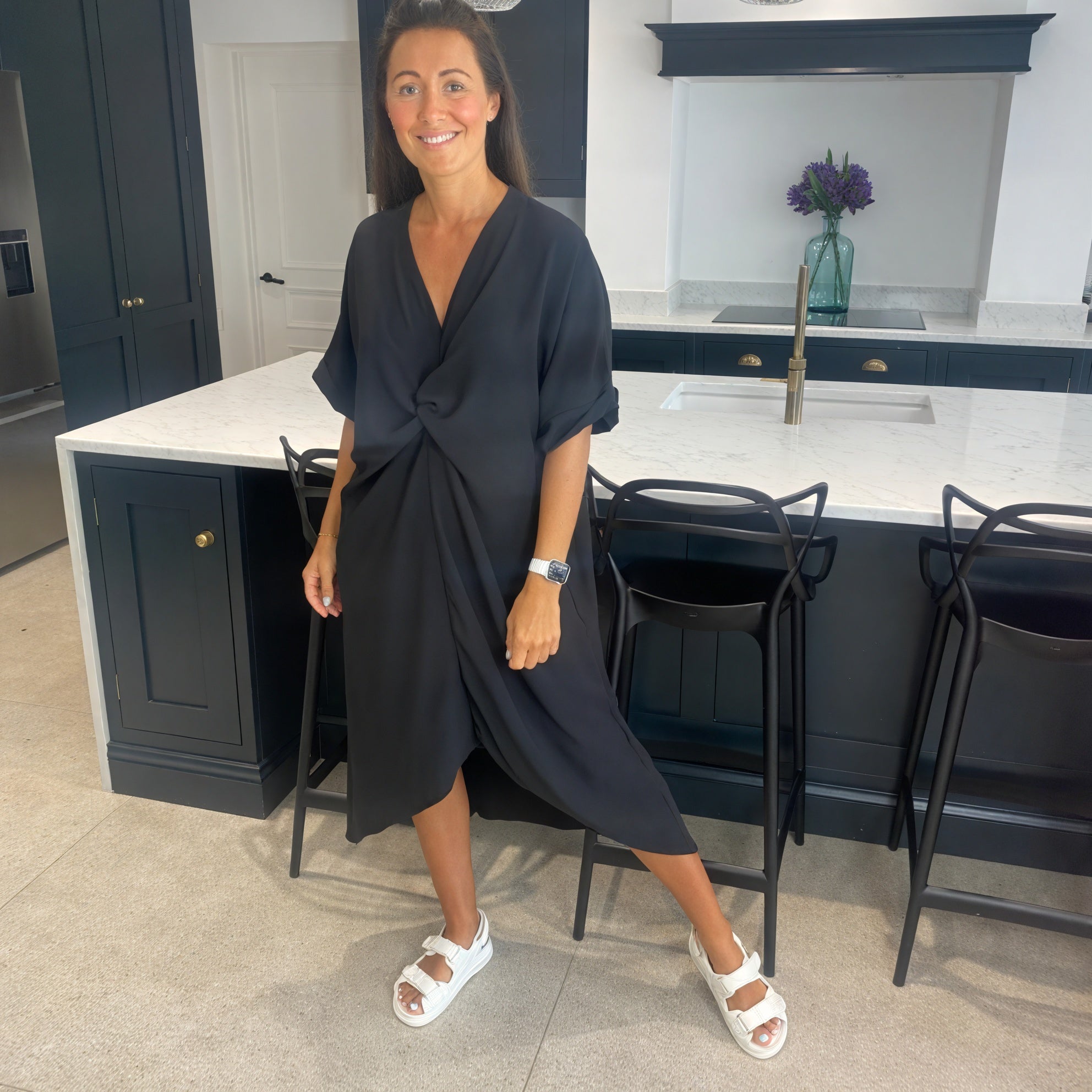 Robe Midi Détail Nœud Torsadé Manches Courtes-Marais Paris-Noir-Marais Paris