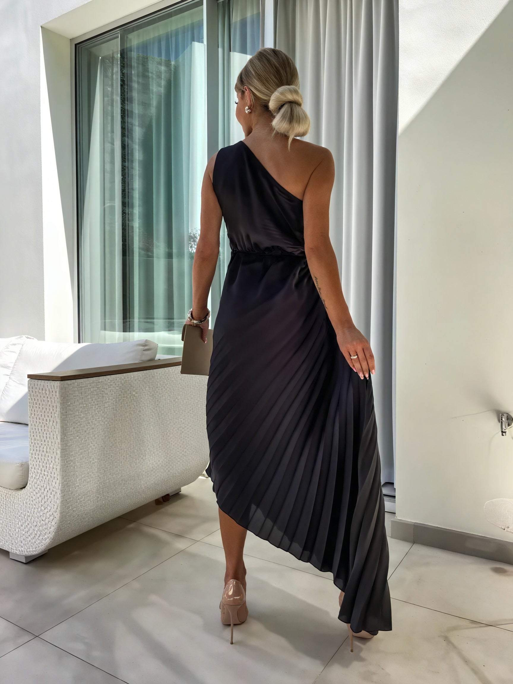 Robe Épaule Nue, Détail Floral, Coupe Asymétrique-Marais Paris-Marais Paris