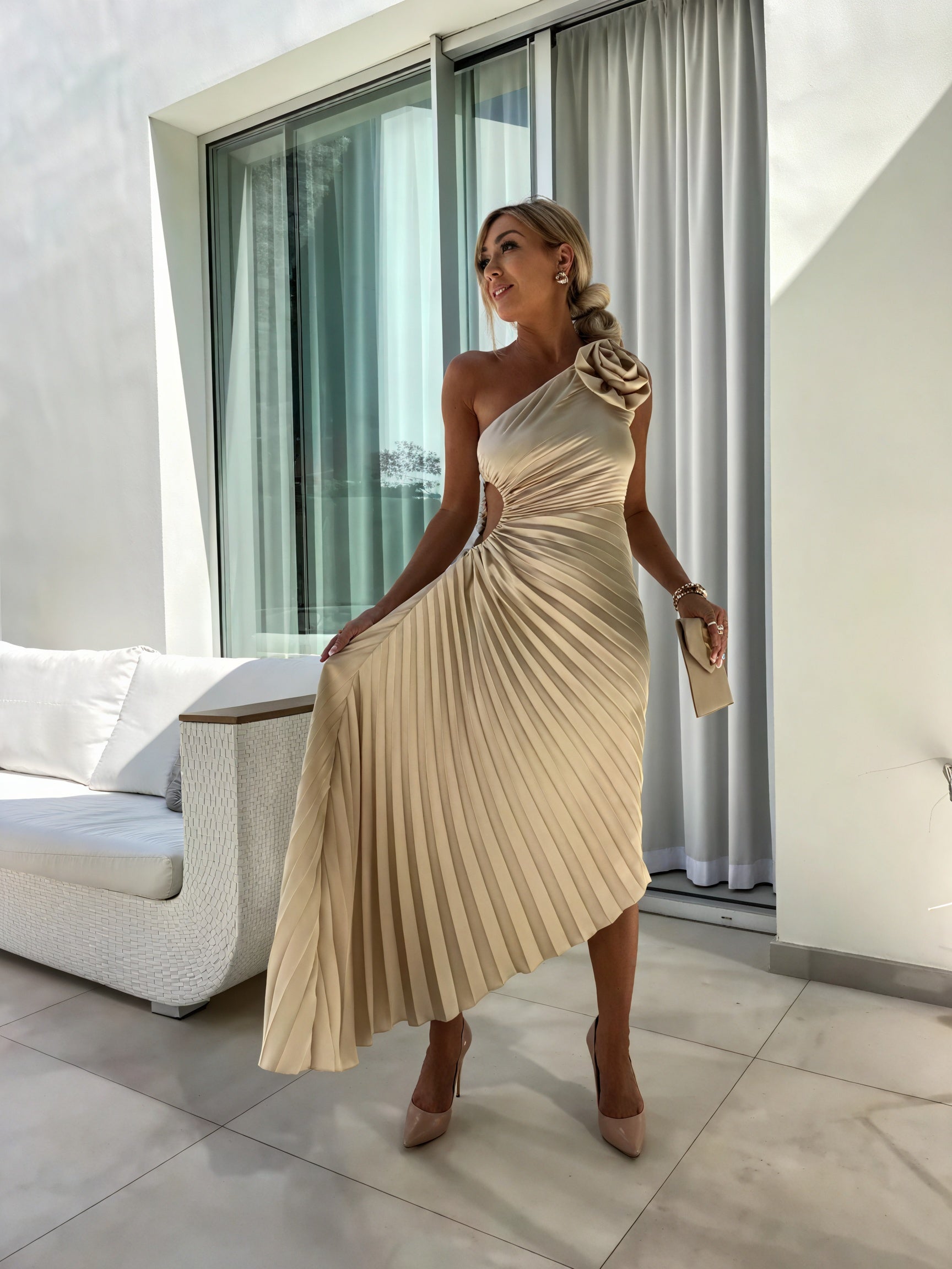 Robe Épaule Nue, Détail Floral, Coupe Asymétrique-Marais Paris-Marais Paris