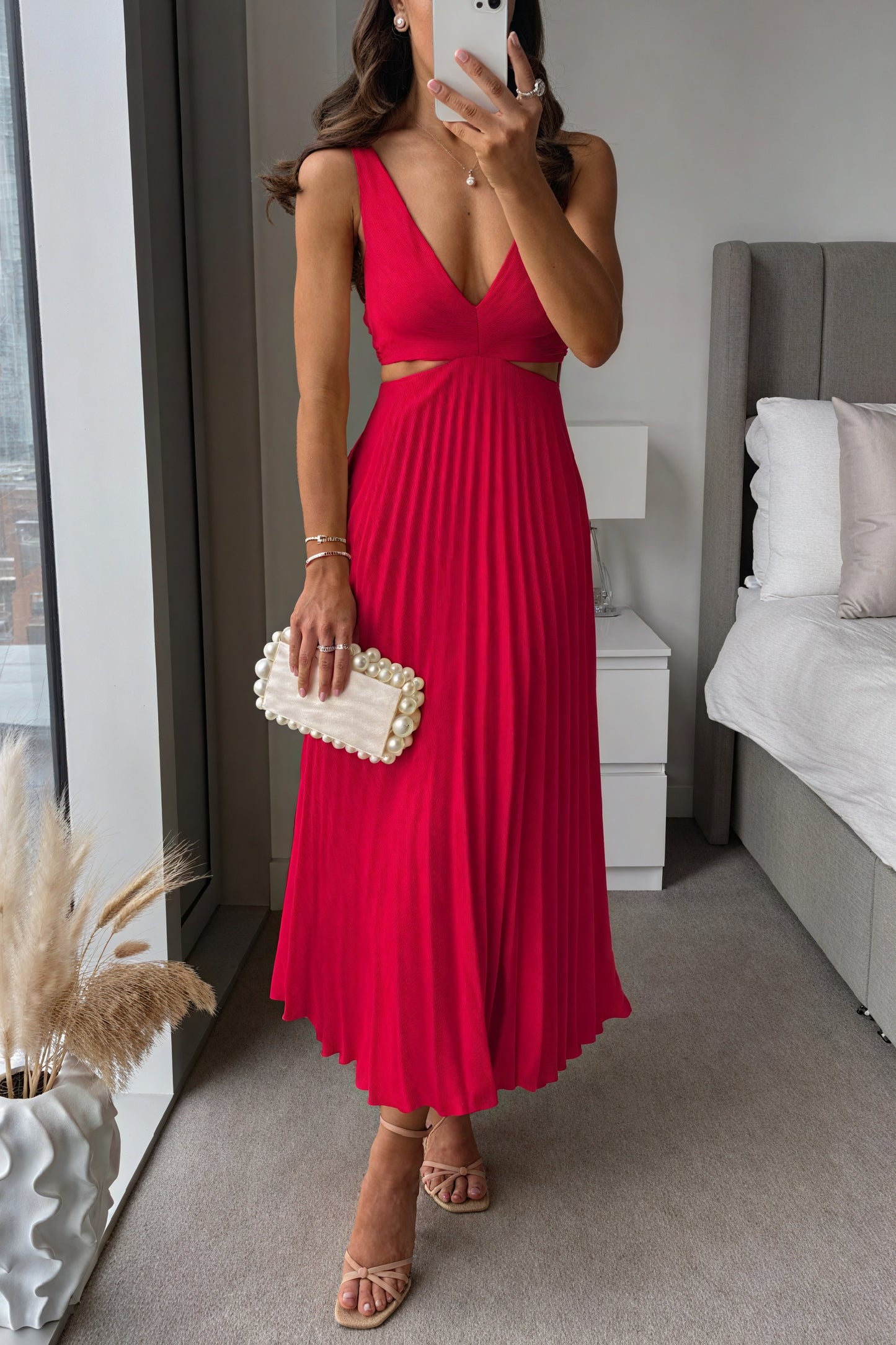 Robe Midi Décolleté Plongeant Détails Découpés Jupe Plissée-Dresses-Marais Paris-Rouge-S-Marais Paris
