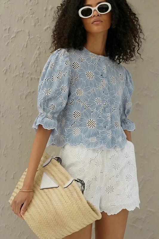 Marais Paris Ensemble Coordonné Femme – Haut Bleu Découpé Floral, Short Blanc, Sac Paille-83298-68519558-bad7-4b28-b7fe-525e7949b284