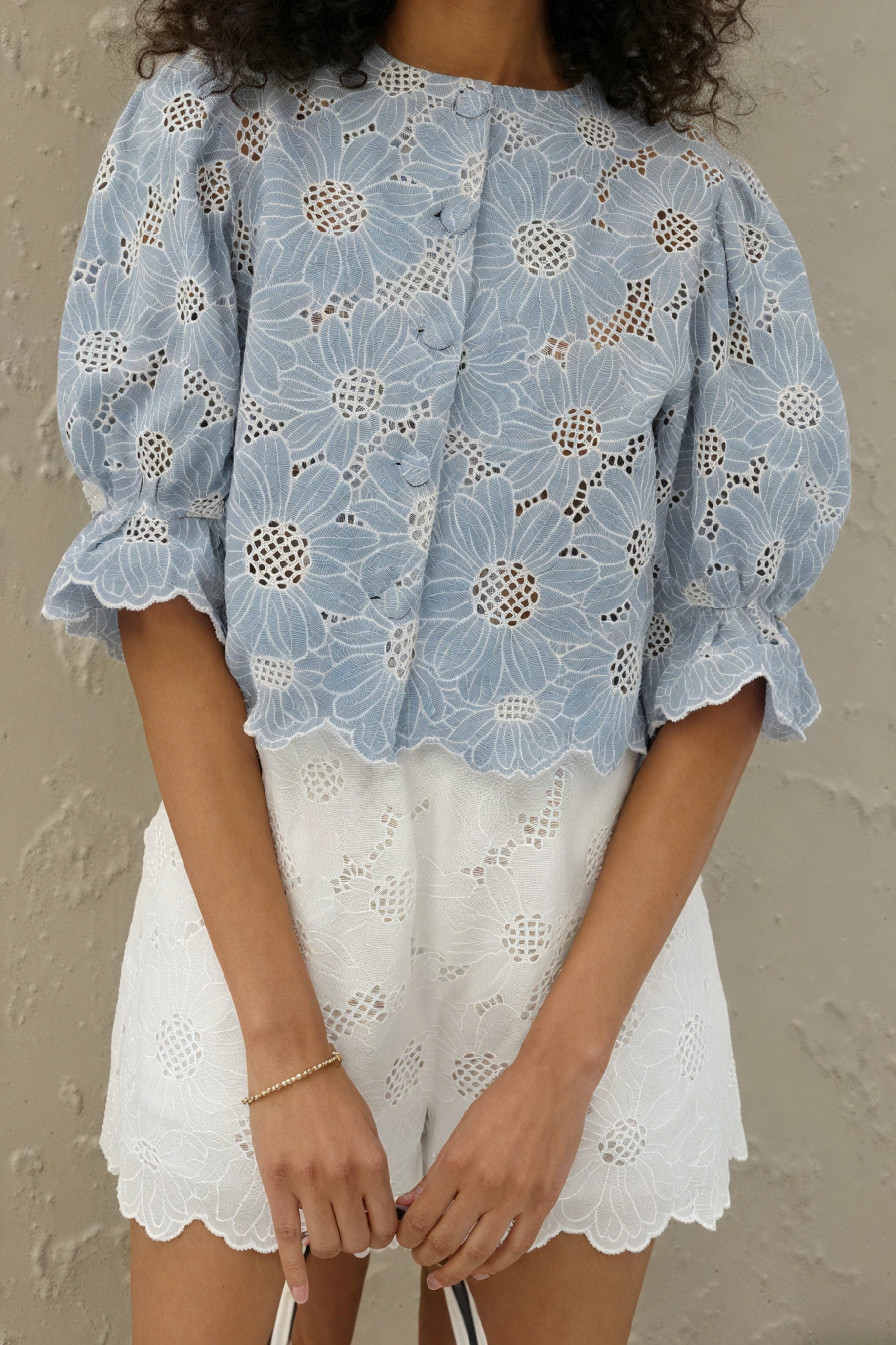 Marais Paris Ensemble Coordonné Femme – Haut Bleu Découpé Floral, Short Blanc, Sac Paille-83298-98e3c796-f349-4996-bf9e-9ce93f733ec4