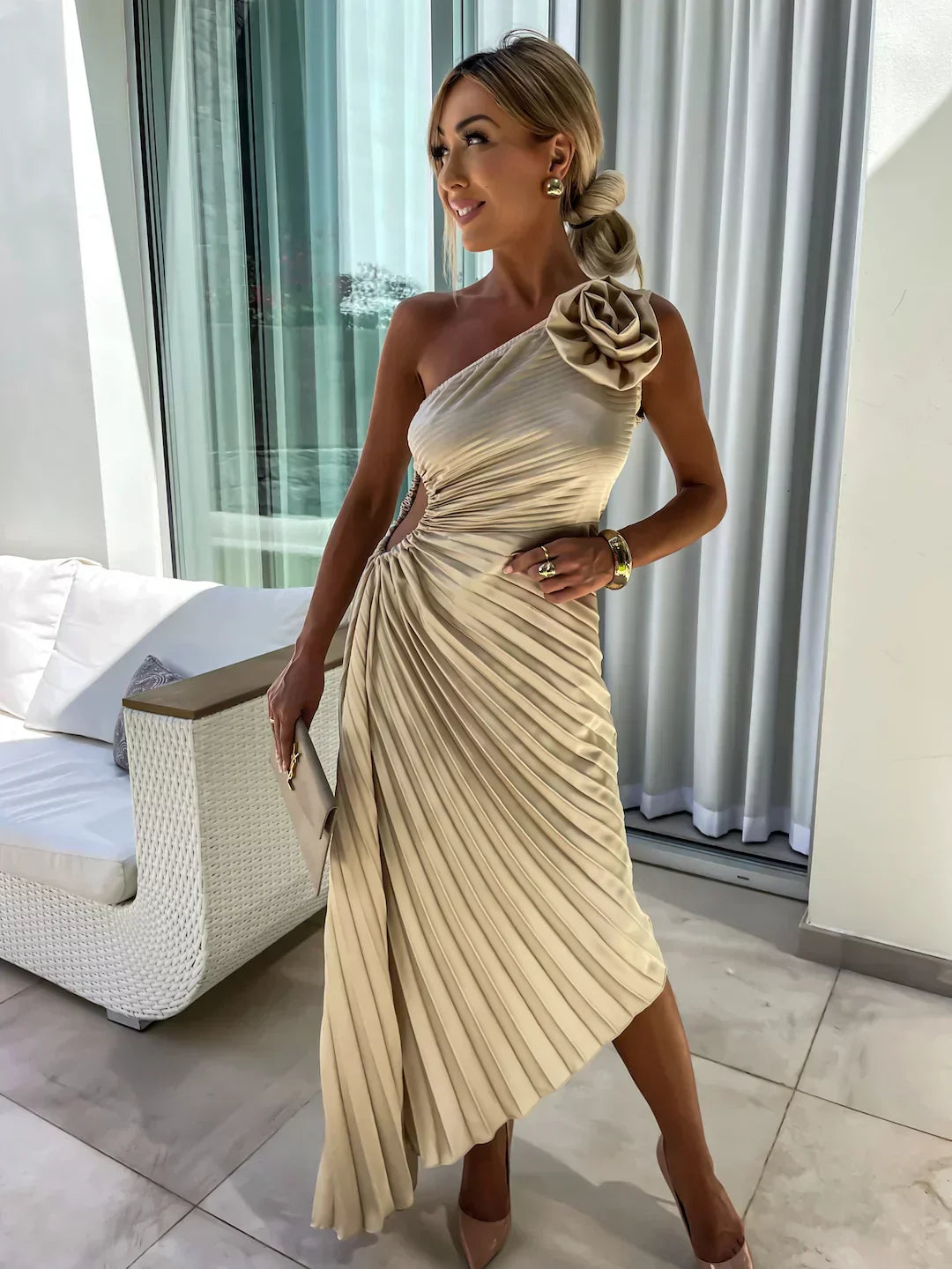 Robe Épaule Nue, Détail Floral, Coupe Asymétrique-Marais Paris-Beige-S-Marais Paris
