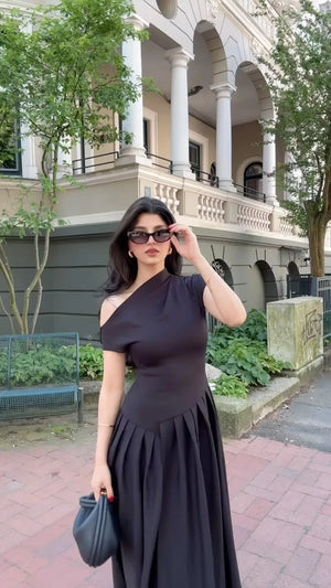 Robe Plissée Asymétrique - Élégance Moderne, Coupe Flatteuse-single ad-Marais Paris-Noir-S-Marais Paris
